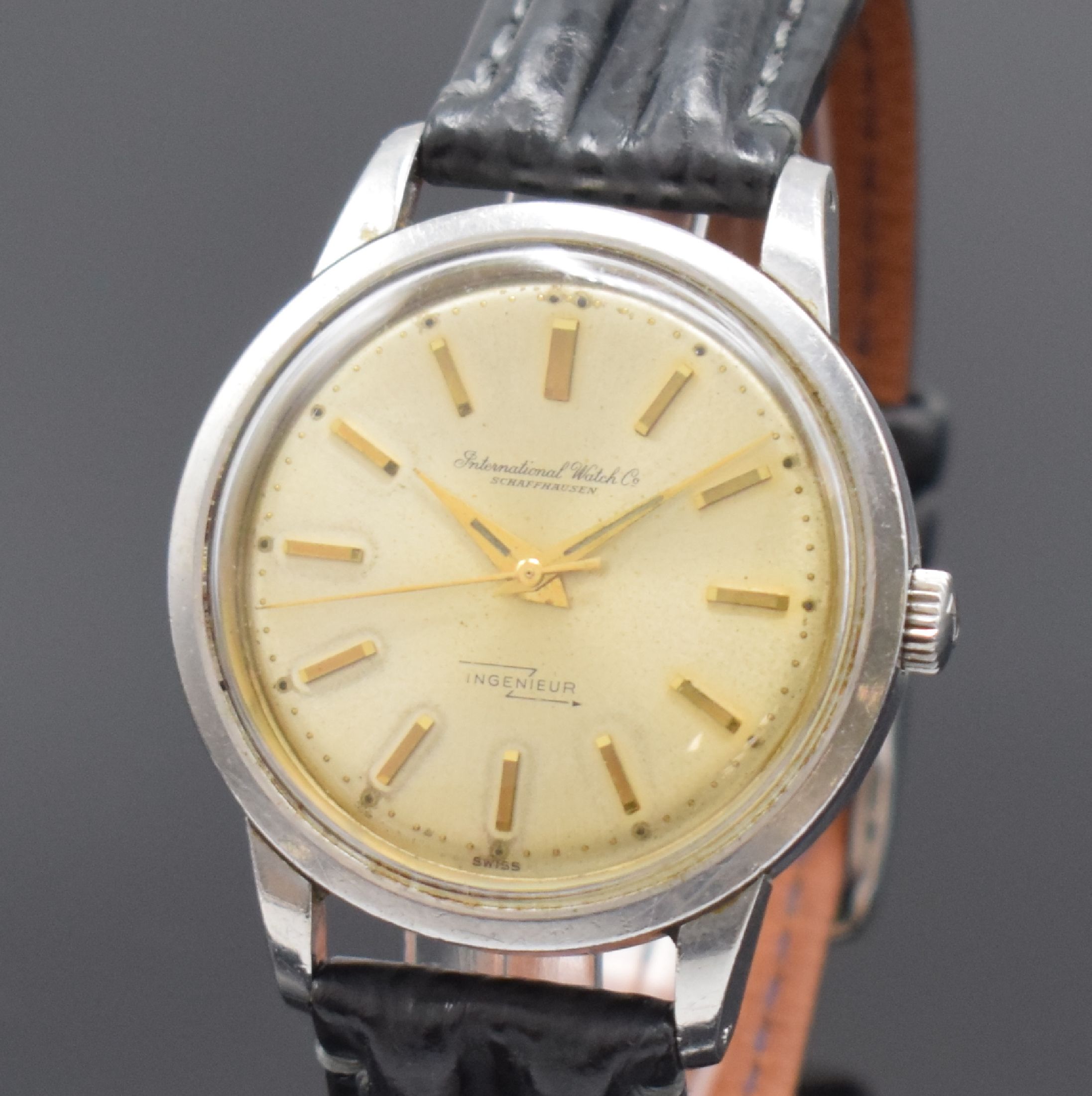 Detail a: IWC Ingenieur Herrenarmbanduhr Referenz 666, Schweiz um 1964, Automatik, Stahlgehäuse mit Weicheiseninnenschale, Boden geschr., silb. Zifferbl. m. ...