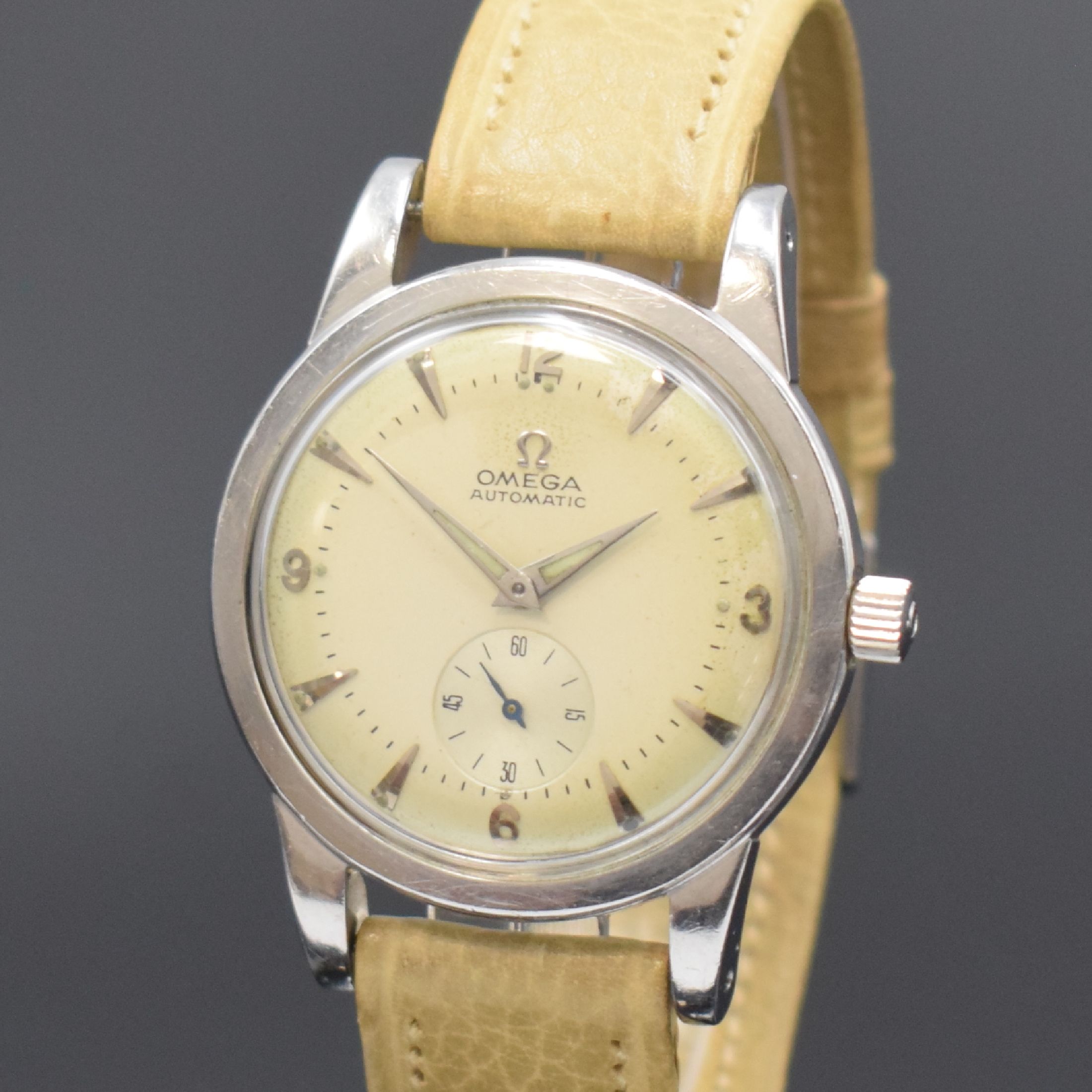 Detail a: OMEGA Herrenarmbanduhr mit Hammerautomatik Referenz 2493-7, Schweiz um 1952, 2-teil. Gehäuse, Boden geschr., orig. Lederband m. orig. Dornschl., ...