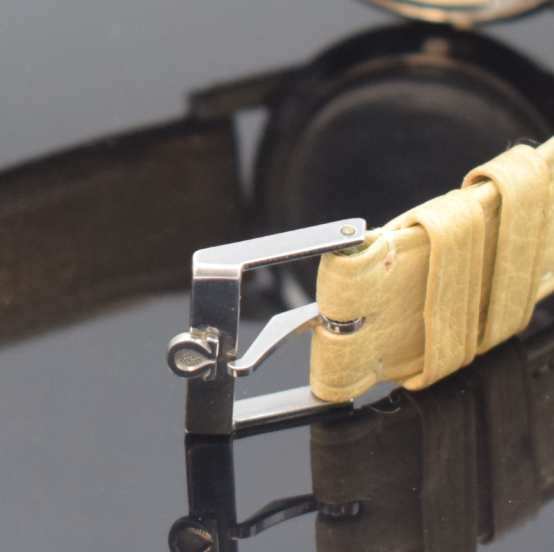 Detail b: OMEGA Herrenarmbanduhr mit Hammerautomatik Referenz 2493-7, Schweiz um 1952, 2-teil. Gehäuse, Boden geschr., orig. Lederband m. orig. Dornschl., ...