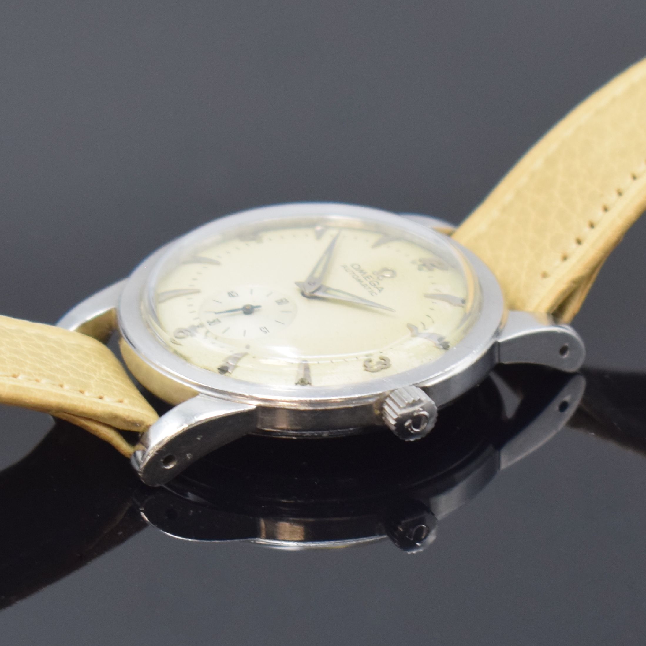 Detail c: OMEGA Herrenarmbanduhr mit Hammerautomatik Referenz 2493-7, Schweiz um 1952, 2-teil. Gehäuse, Boden geschr., orig. Lederband m. orig. Dornschl., ...
