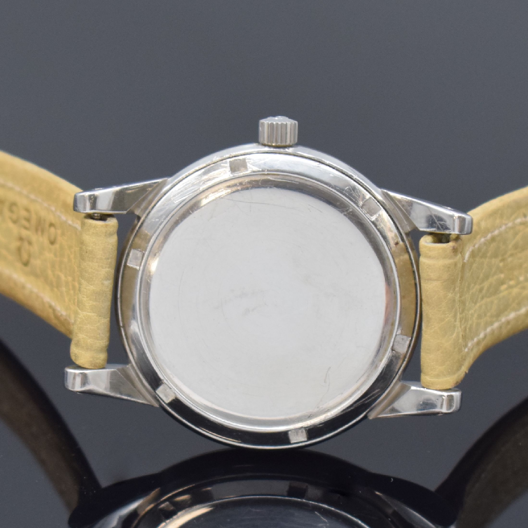 Detail d: OMEGA Herrenarmbanduhr mit Hammerautomatik Referenz 2493-7, Schweiz um 1952, 2-teil. Gehäuse, Boden geschr., orig. Lederband m. orig. Dornschl., ...