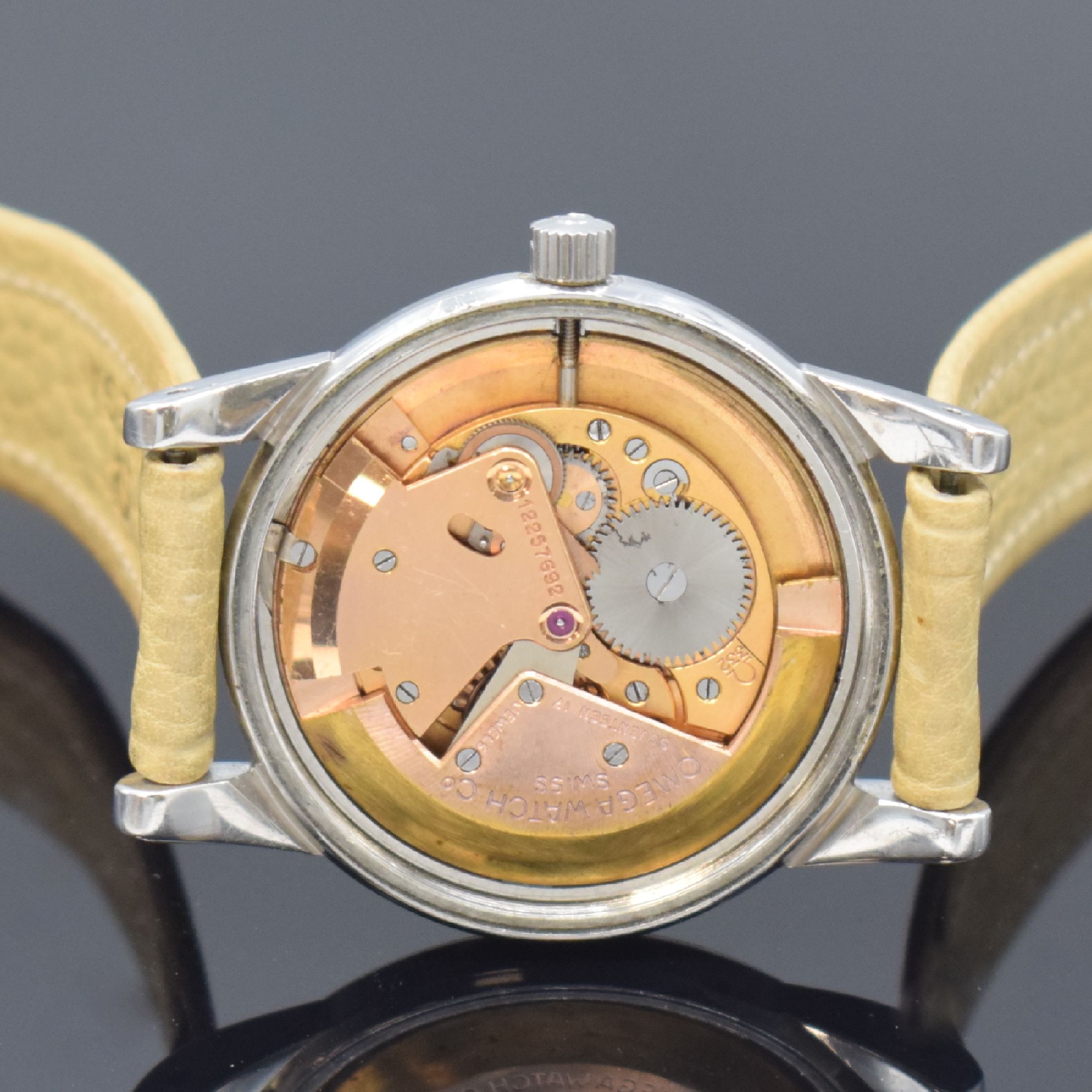Detail e: OMEGA Herrenarmbanduhr mit Hammerautomatik Referenz 2493-7, Schweiz um 1952, 2-teil. Gehäuse, Boden geschr., orig. Lederband m. orig. Dornschl., ...