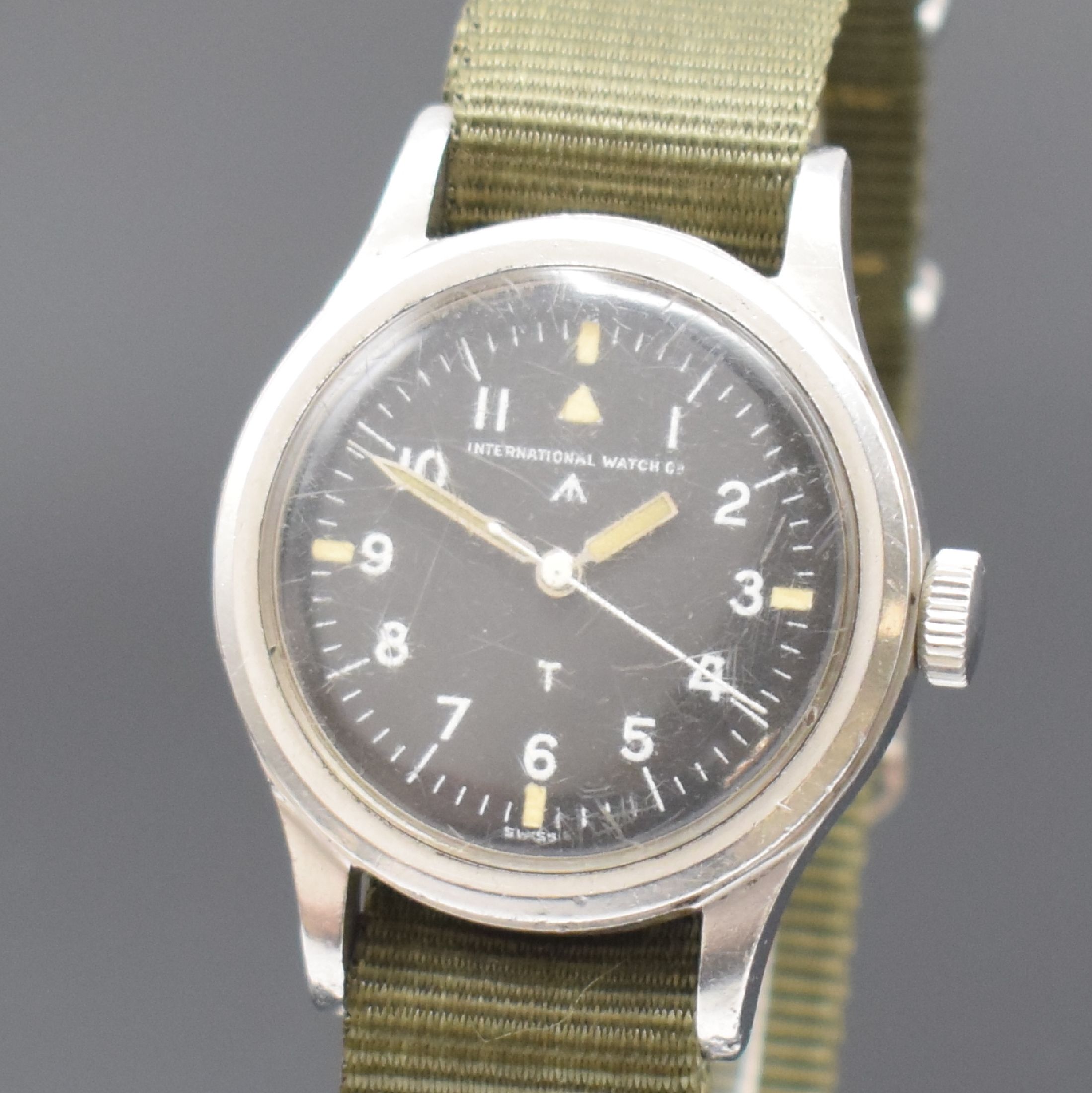 Detail a: IWC Mark XI Fliegeruhr der Royal Air Force, Schweiz um 1951, Handaufzug, Stahlgeh. m. Weicheisen-Innengehäuse, Boden geschr., schwarzes ...