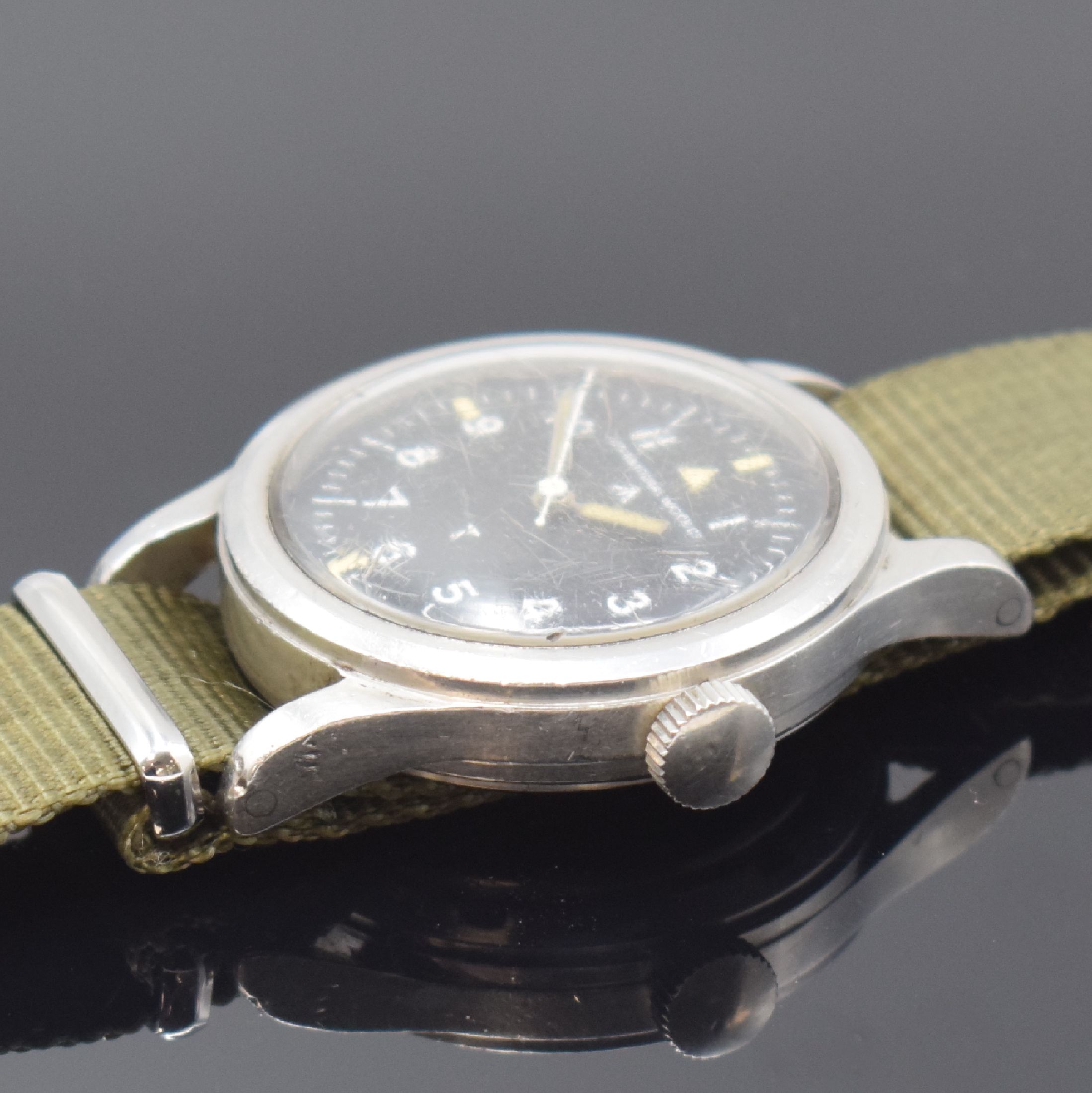 Detail b: IWC Mark XI Fliegeruhr der Royal Air Force, Schweiz um 1951, Handaufzug, Stahlgeh. m. Weicheisen-Innengehäuse, Boden geschr., schwarzes ...