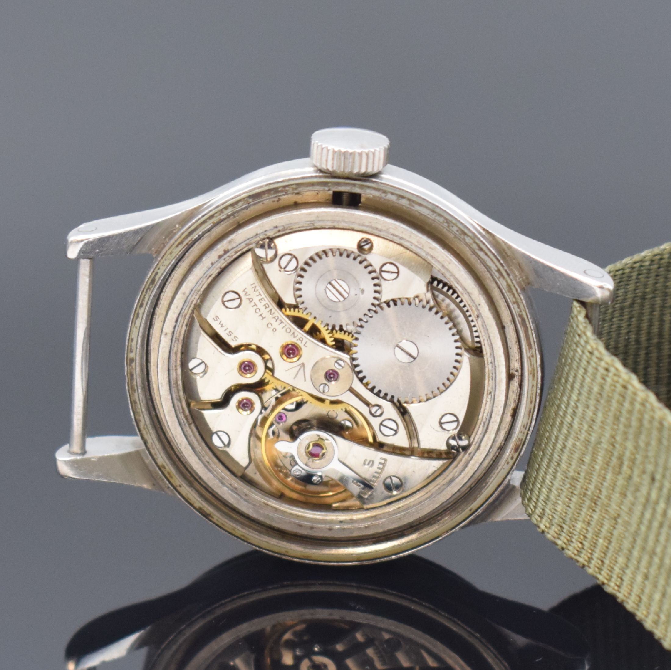 Detail e: IWC Mark XI Fliegeruhr der Royal Air Force, Schweiz um 1951, Handaufzug, Stahlgeh. m. Weicheisen-Innengehäuse, Boden geschr., schwarzes ...