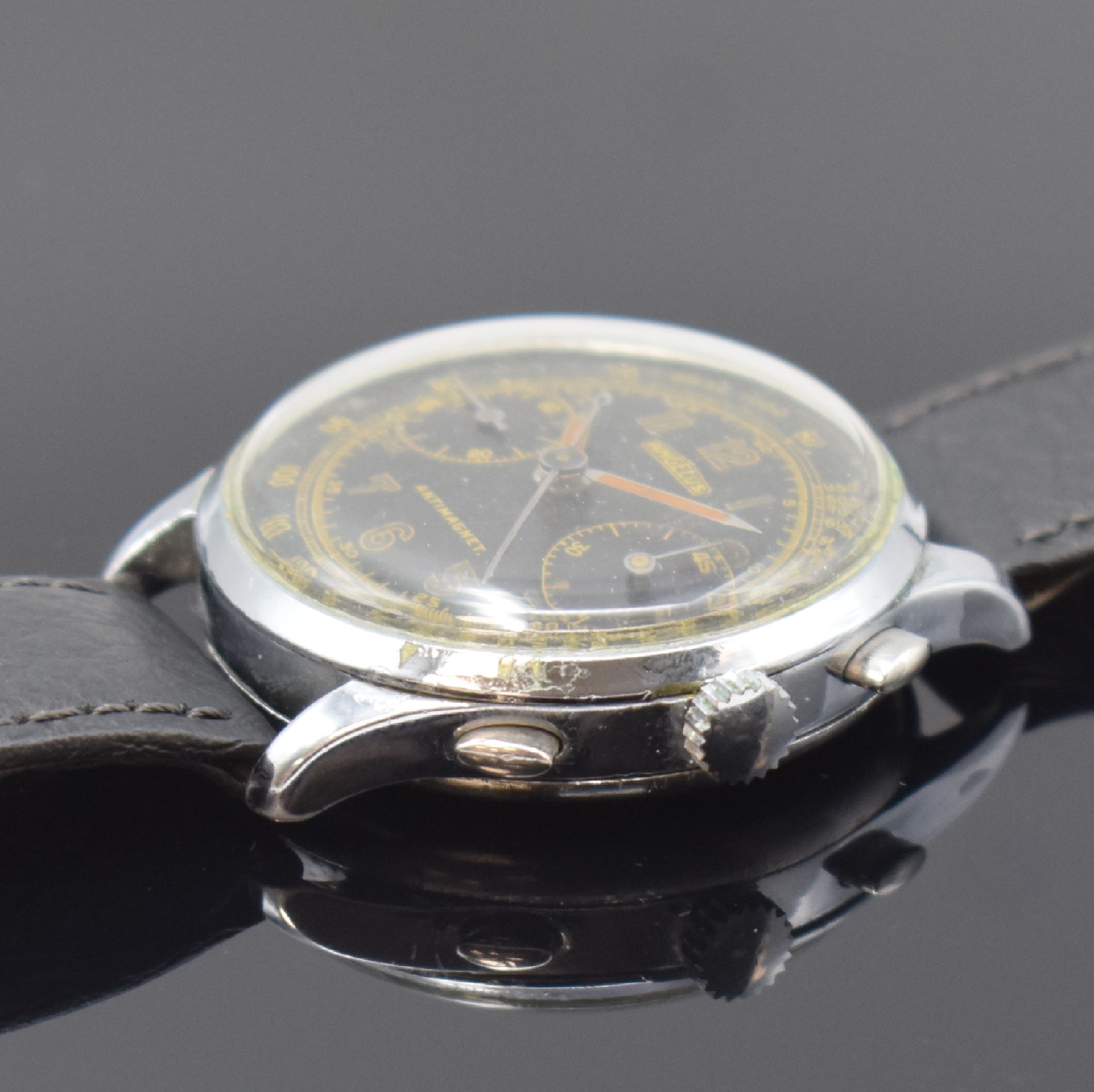 Detail b: ANGELUS Herrenarmbanduhr mit Chronograph Kaliber 215, Schweiz um 1945, Handaufzug, 3 -teil. verchr. Gehäuse, Stahlboden aufgedr., orig. Zifferbl., ...