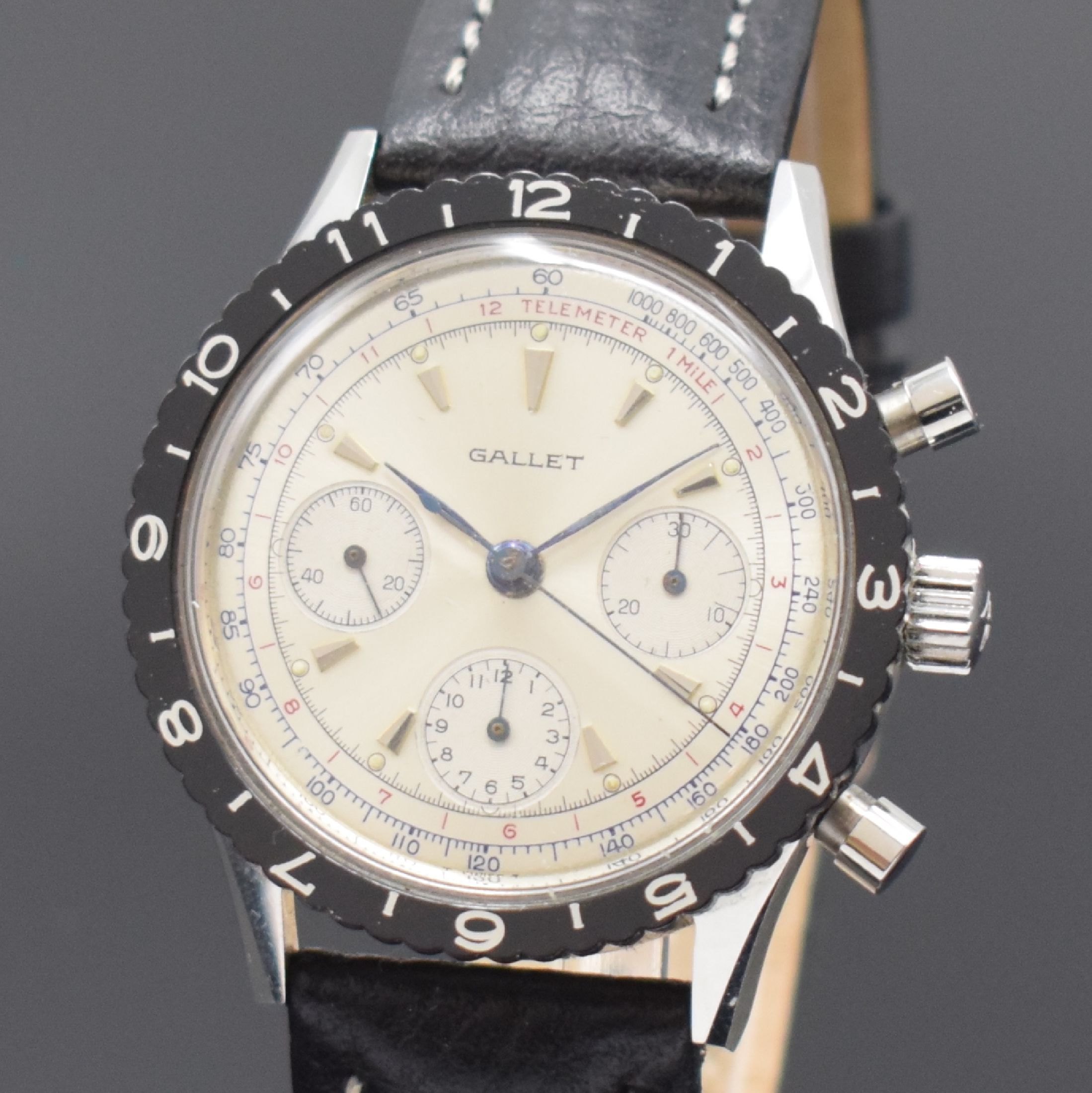 Detail a: Herrenchronograph mit Kaliber Valjoux 72, Schweiz um 1968, Handaufzug, 2-teil. Stahlgeh., geschr. Boden sign. Gallet, silb. Zifferbl. m. aufges. ...