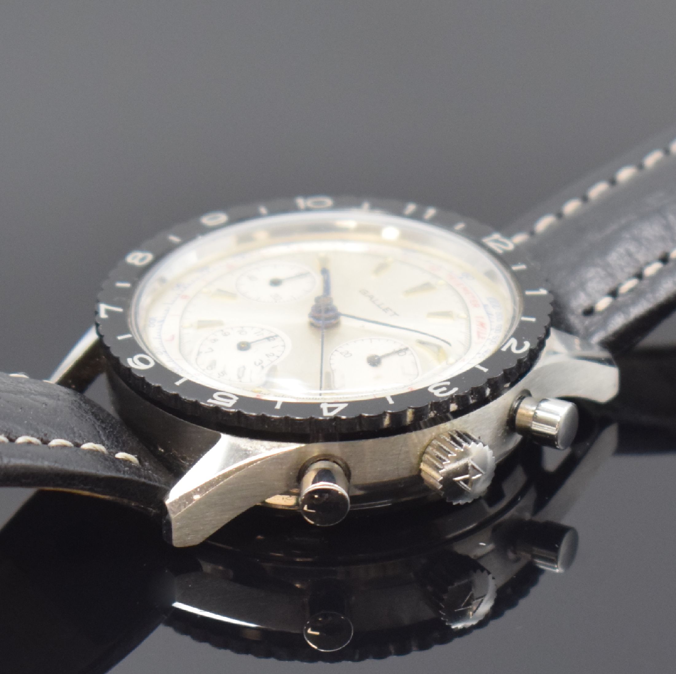 Detail b: Herrenchronograph mit Kaliber Valjoux 72, Schweiz um 1968, Handaufzug, 2-teil. Stahlgeh., geschr. Boden sign. Gallet, silb. Zifferbl. m. aufges. ...