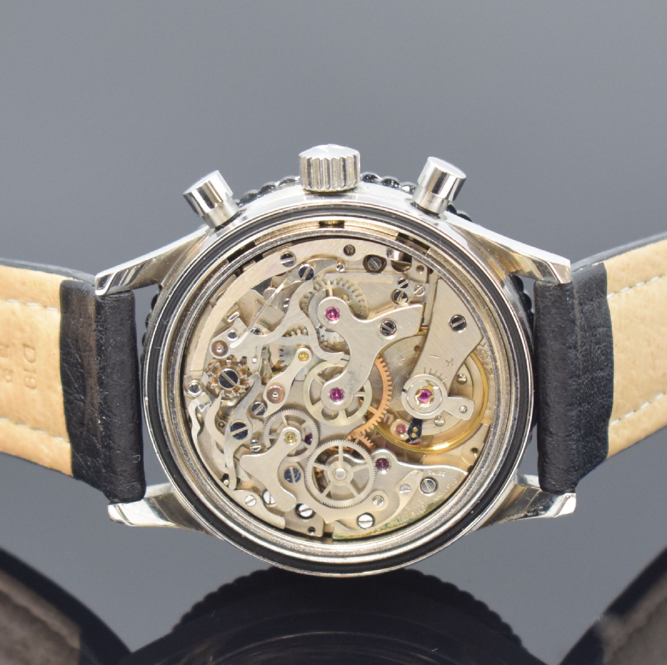 Detail d: Herrenchronograph mit Kaliber Valjoux 72, Schweiz um 1968, Handaufzug, 2-teil. Stahlgeh., geschr. Boden sign. Gallet, silb. Zifferbl. m. aufges. ...