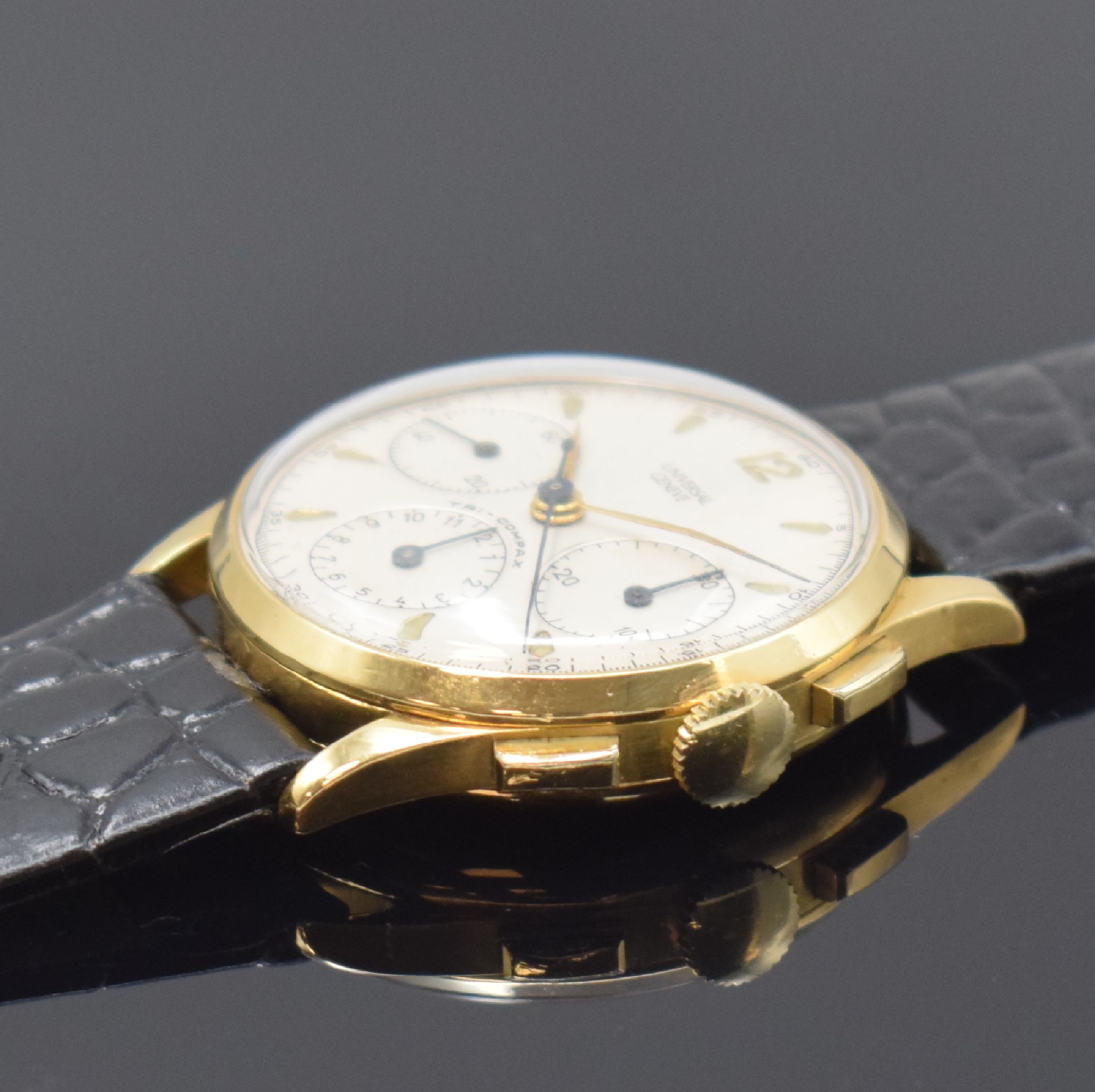 Detail b: UNIVERSAL GENEVE Herrenarmbanduhr in 750/000 GG mit Chronograph Referenz 12494, Schweiz um 1945, Handaufzug, 3-teil. sign. Gehäuse, Boden u. ...