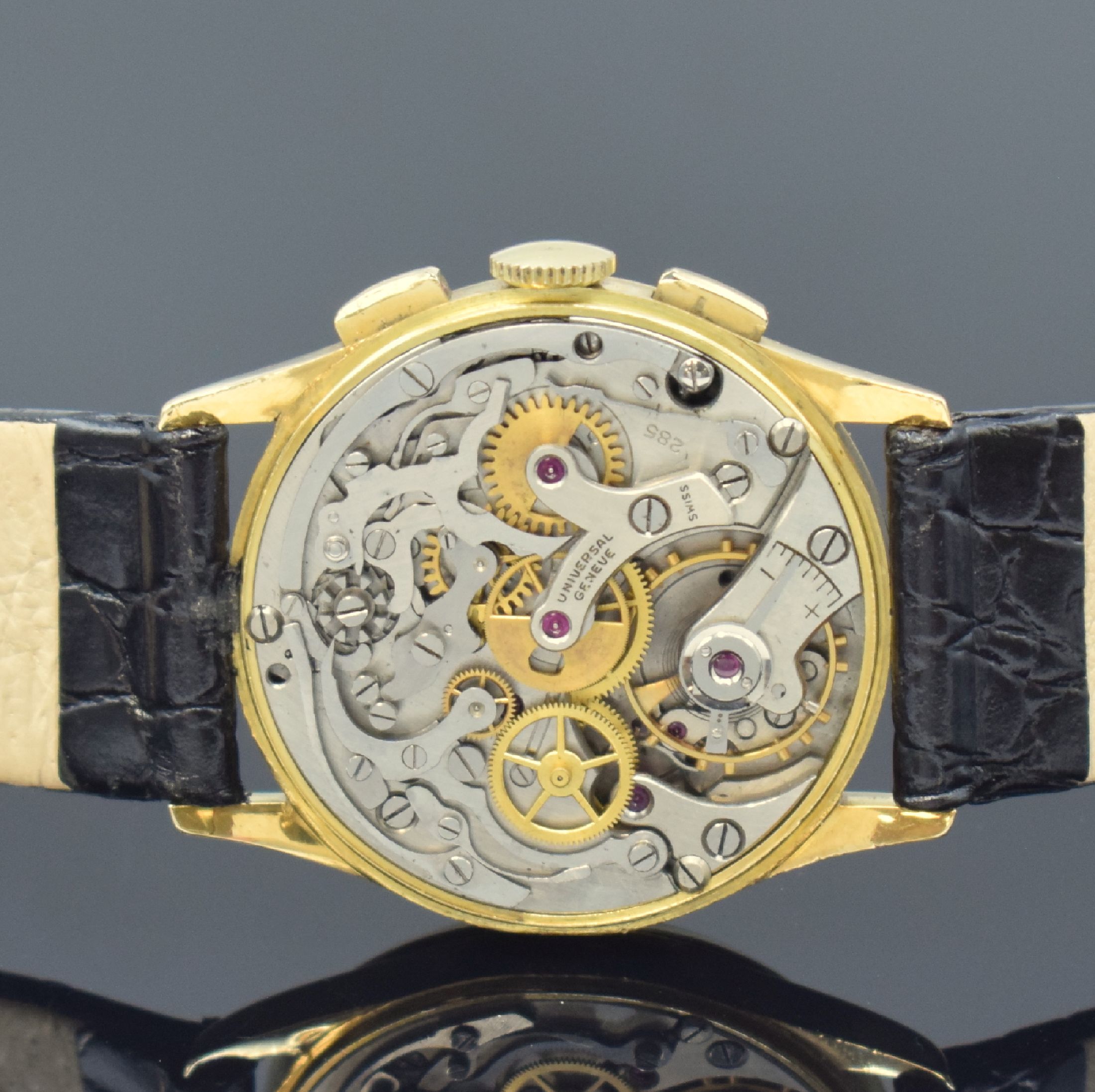 Detail e: UNIVERSAL GENEVE Herrenarmbanduhr in 750/000 GG mit Chronograph Referenz 12494, Schweiz um 1945, Handaufzug, 3-teil. sign. Gehäuse, Boden u. ...