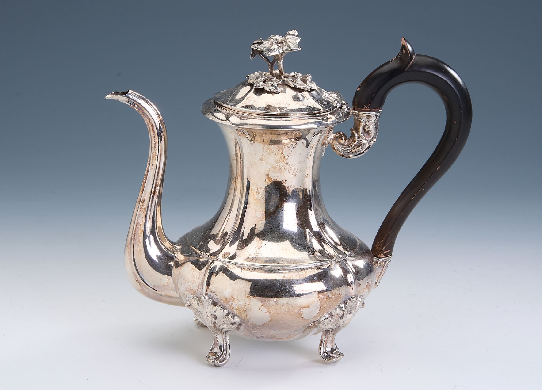 Kaffeekanne, deutsch um 1900, Silber geprüft, Treibarbeit, punziert und z.T.nachgestochen, plastische Deckelverzierung mitBlüten und Blättern ...