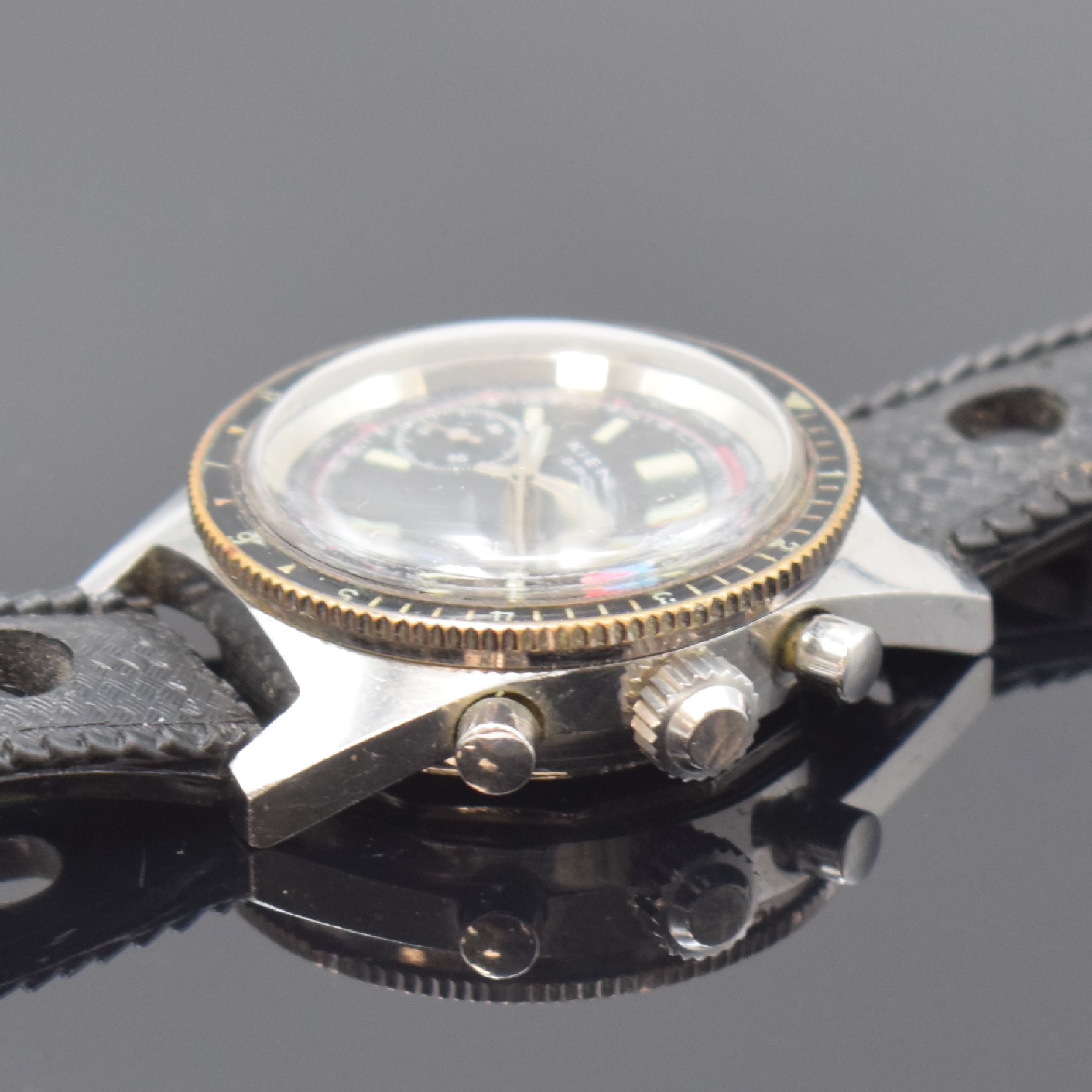 Detail b: KIENZLE Sport Chronograph mit Kaliber Valjoux 72, Schweiz/Deutschland um 1968, Handaufzug, Edelstahlgeh., Boden u. Krone geschr., verchr. Lünette m. ...
