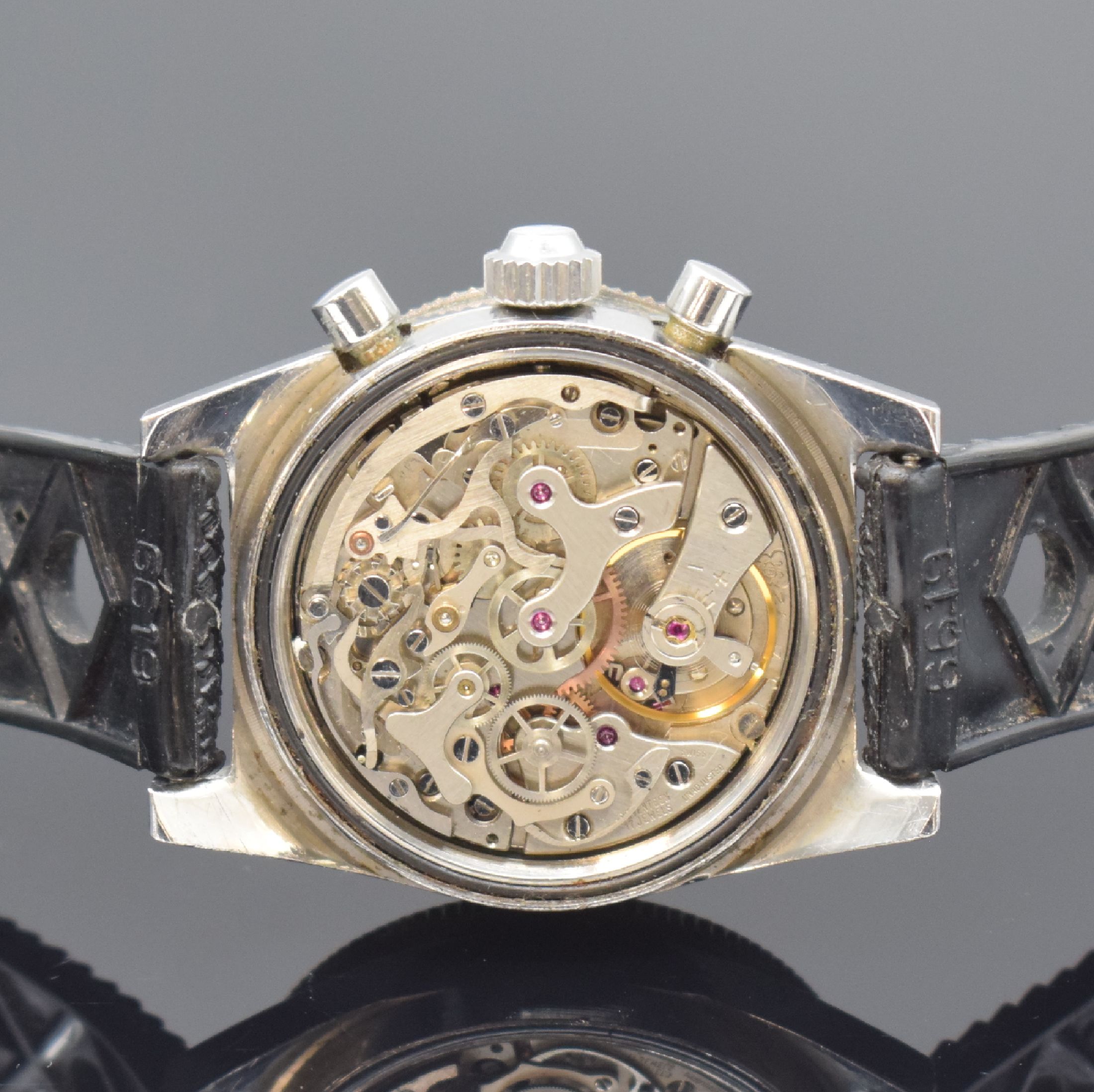Detail d: KIENZLE Sport Chronograph mit Kaliber Valjoux 72, Schweiz/Deutschland um 1968, Handaufzug, Edelstahlgeh., Boden u. Krone geschr., verchr. Lünette m. ...