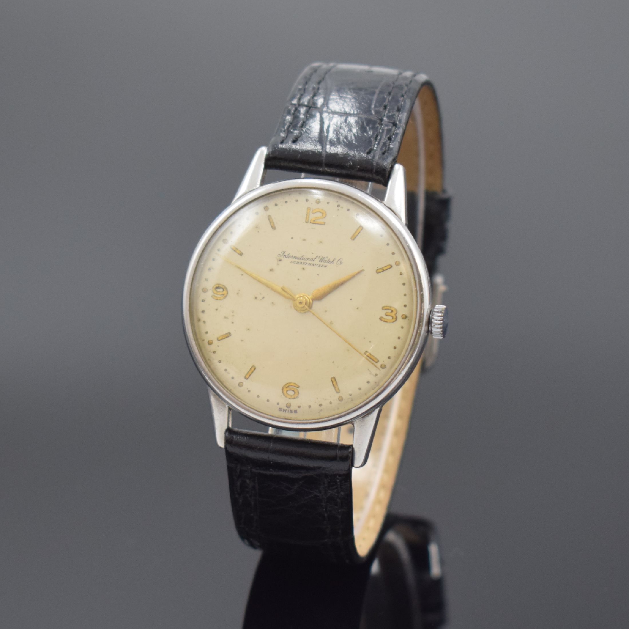 IWC Herrenarmbanduhr in Stahl Kaliber 89, Schweiz um 1953, Handaufzug, 3-teil. Gehäuse, Boden u. Glasrand. aufgedr., silb. Zifferbl. altersbed. fl., ...