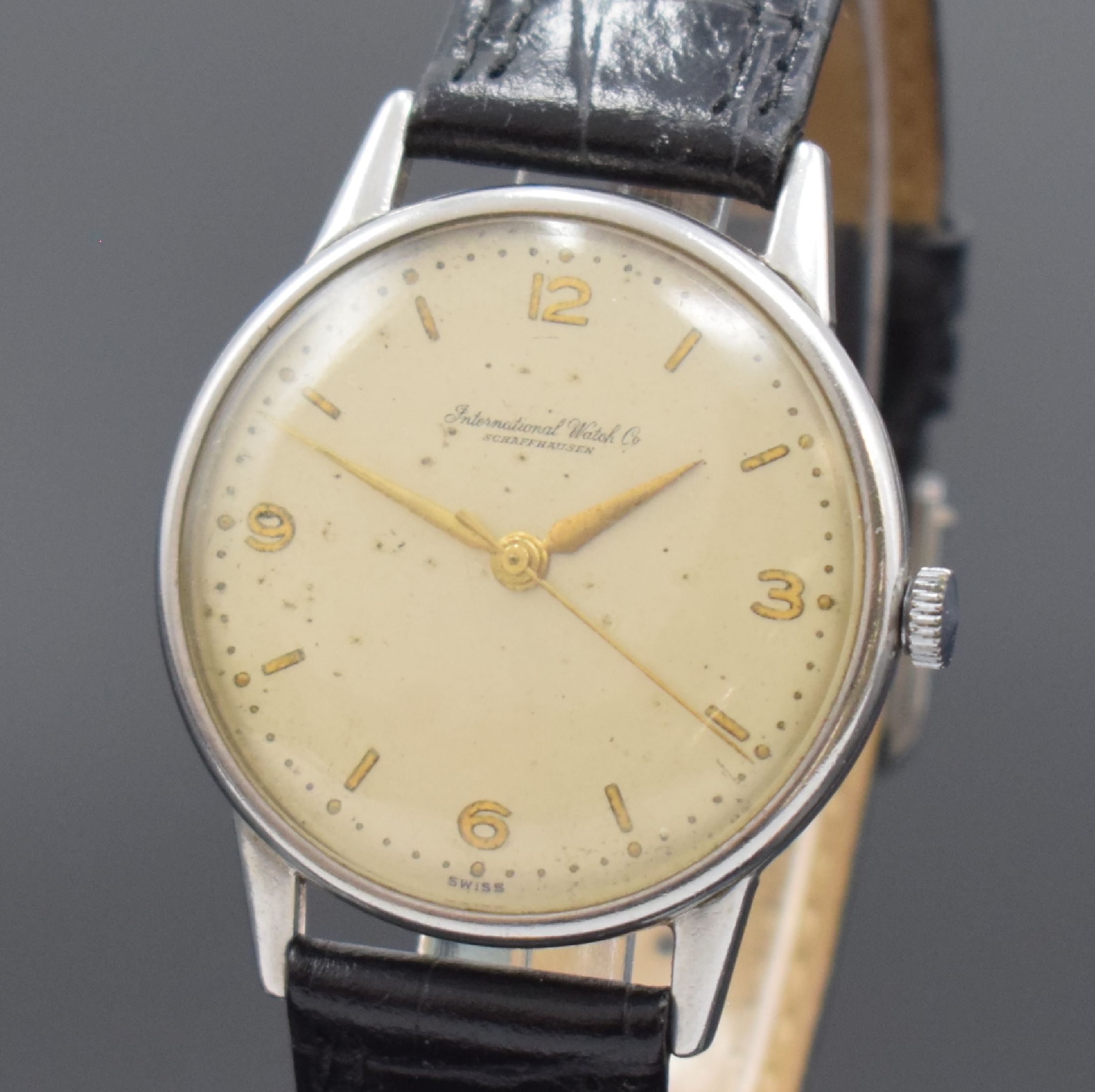 Detail a: IWC Herrenarmbanduhr in Stahl Kaliber 89, Schweiz um 1953, Handaufzug, 3-teil. Gehäuse, Boden u. Glasrand. aufgedr., silb. Zifferbl. altersbed. fl., ...