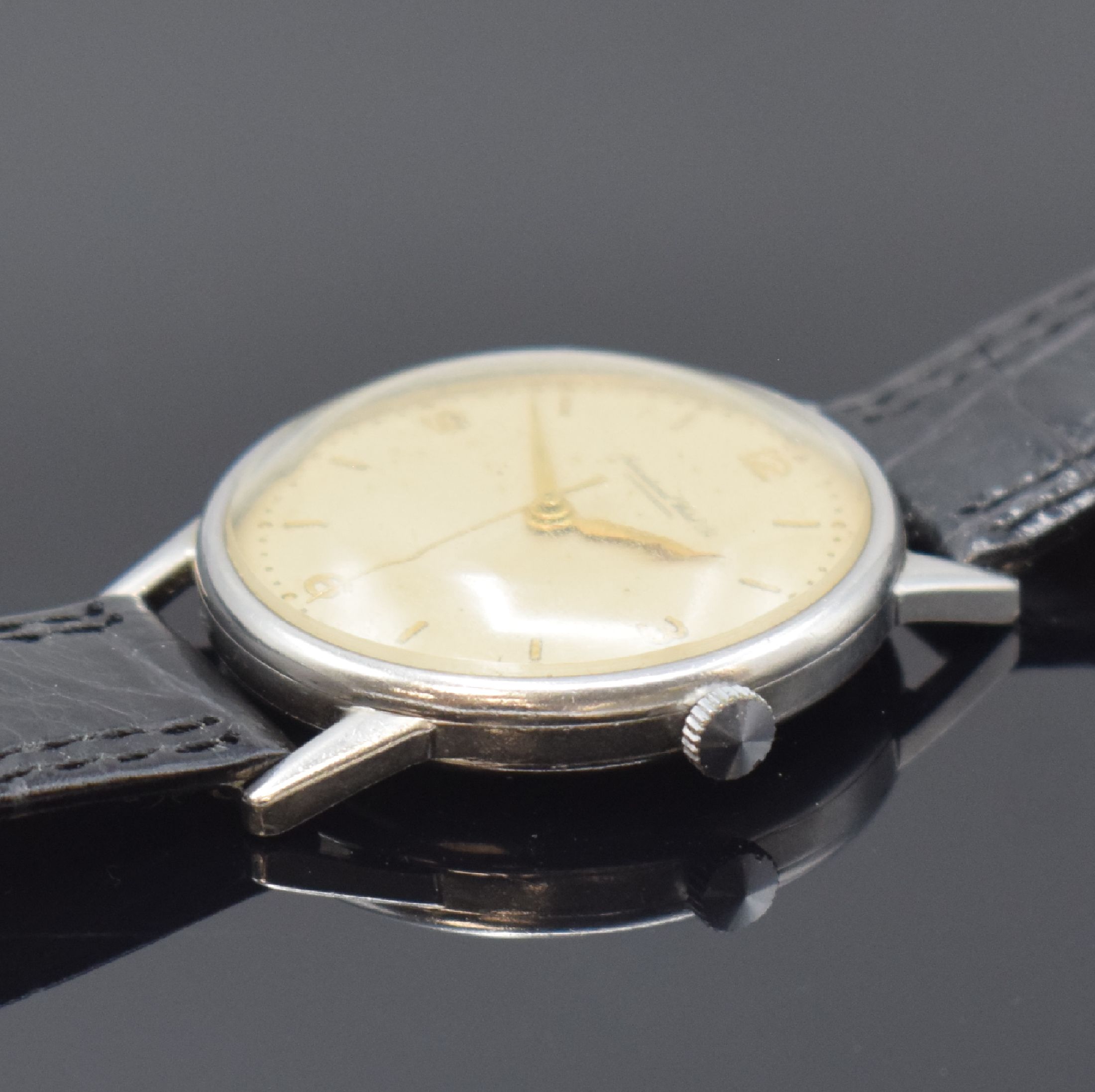 Detail b: IWC Herrenarmbanduhr in Stahl Kaliber 89, Schweiz um 1953, Handaufzug, 3-teil. Gehäuse, Boden u. Glasrand. aufgedr., silb. Zifferbl. altersbed. fl., ...