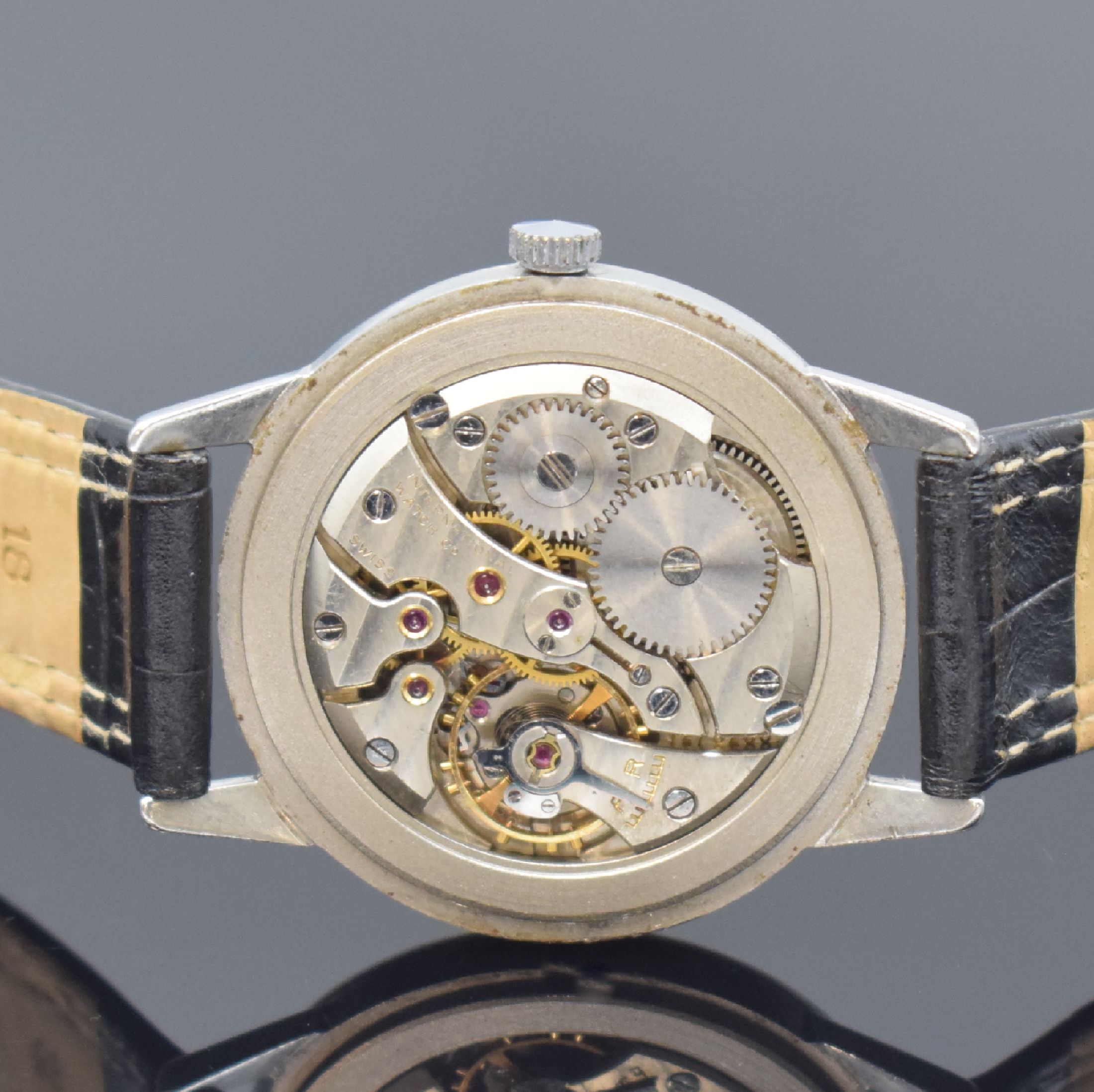 Detail d: IWC Herrenarmbanduhr in Stahl Kaliber 89, Schweiz um 1953, Handaufzug, 3-teil. Gehäuse, Boden u. Glasrand. aufgedr., silb. Zifferbl. altersbed. fl., ...