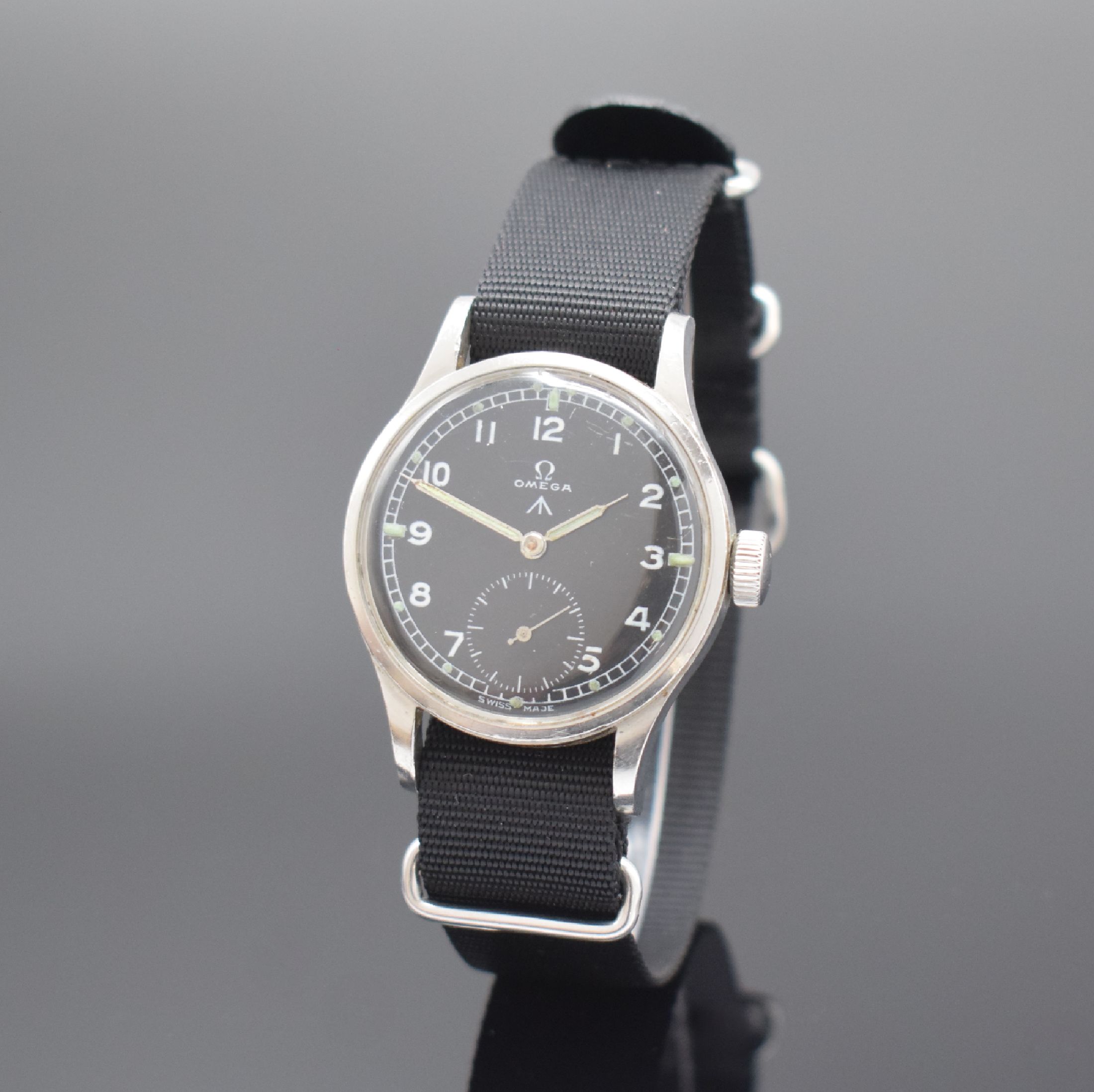 OMEGA Militärarmbanduhr für die britische Armee, Schweiz um 1947, Handaufzug, geschr. Boden mit entsprechender Gravur, schwarzes Zifferblatt rest., ...