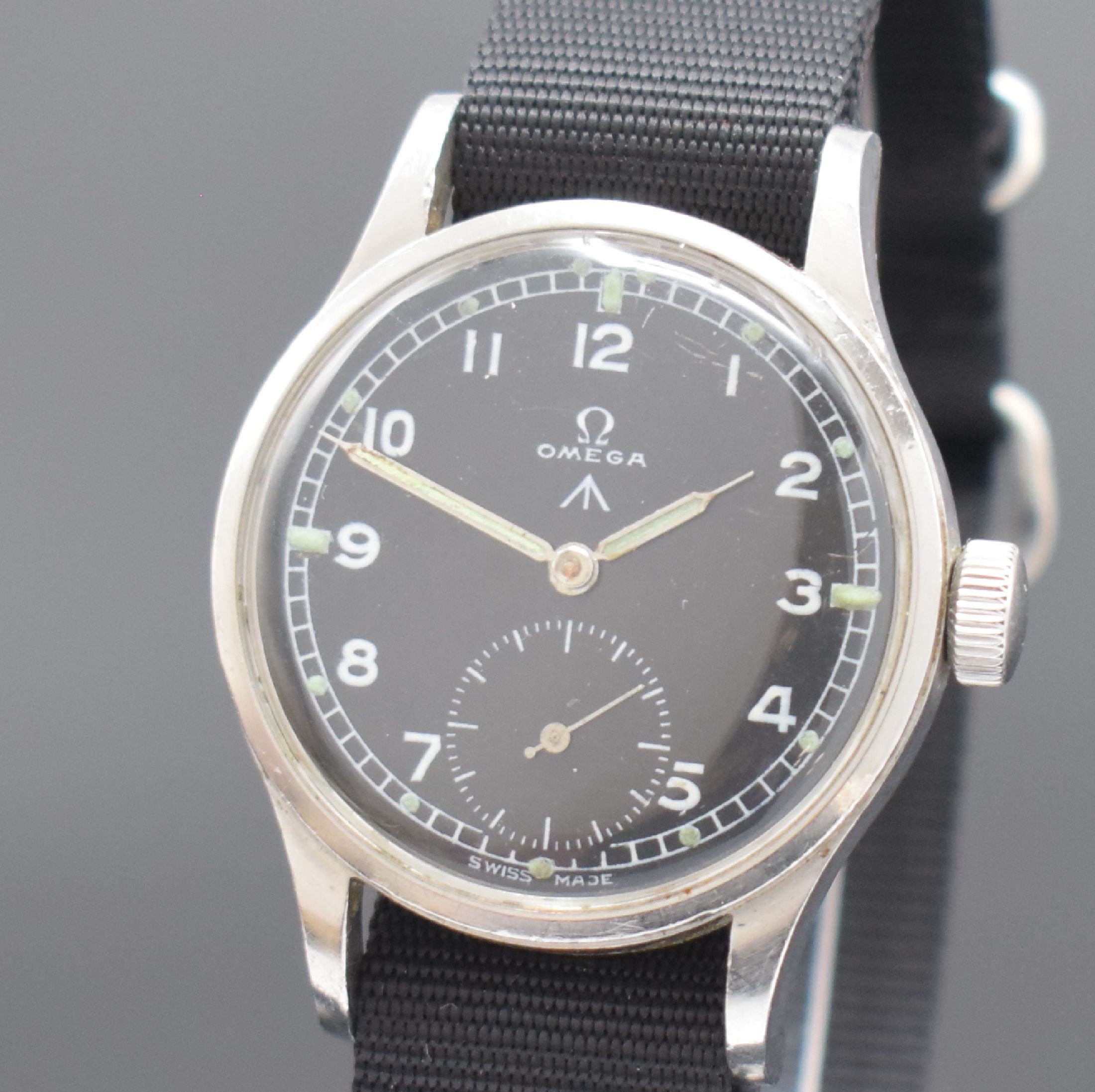 Detail a: OMEGA Militärarmbanduhr für die britische Armee, Schweiz um 1947, Handaufzug, geschr. Boden mit entsprechender Gravur, schwarzes Zifferblatt rest., ...