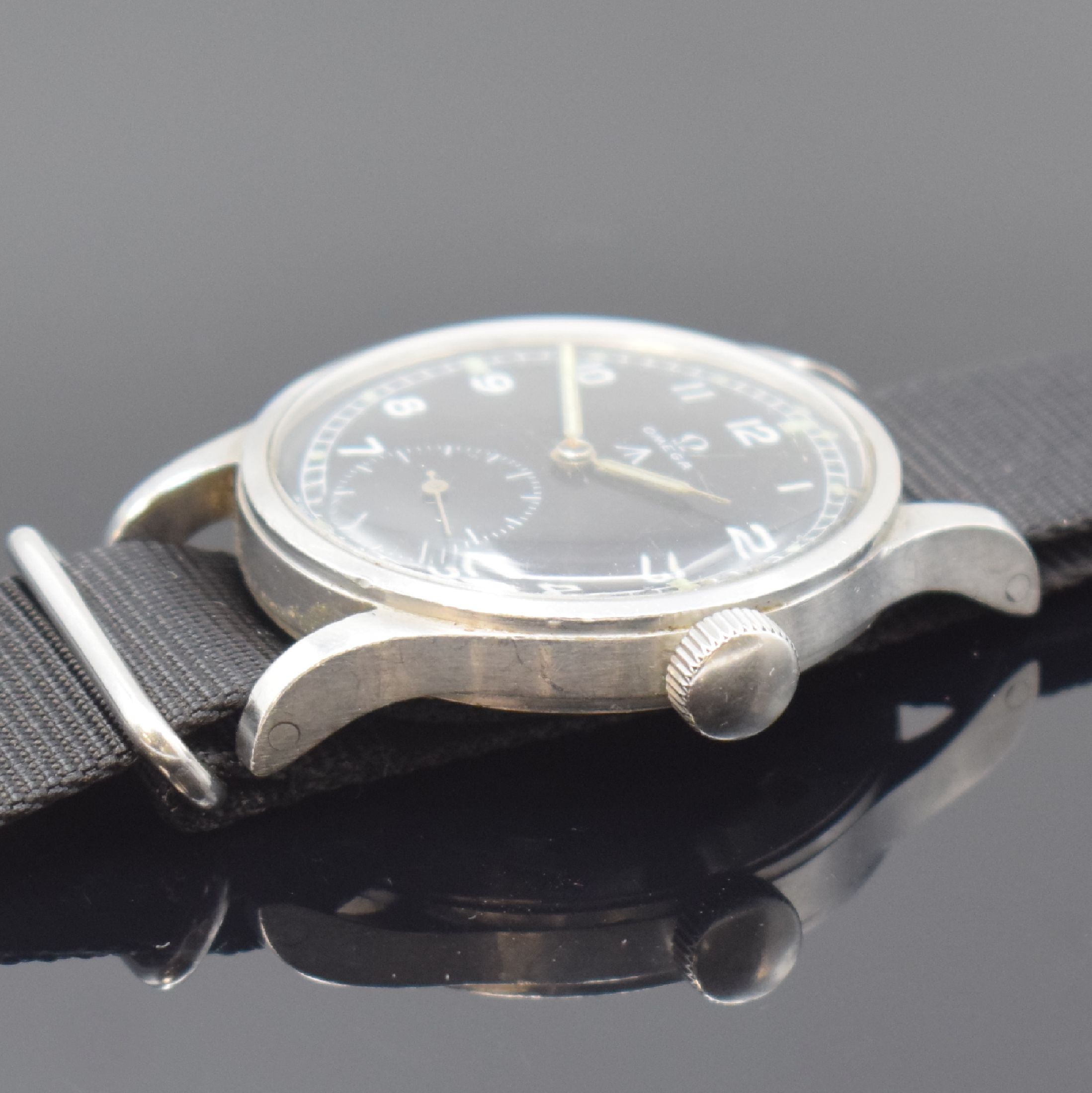 Detail b: OMEGA Militärarmbanduhr für die britische Armee, Schweiz um 1947, Handaufzug, geschr. Boden mit entsprechender Gravur, schwarzes Zifferblatt rest., ...