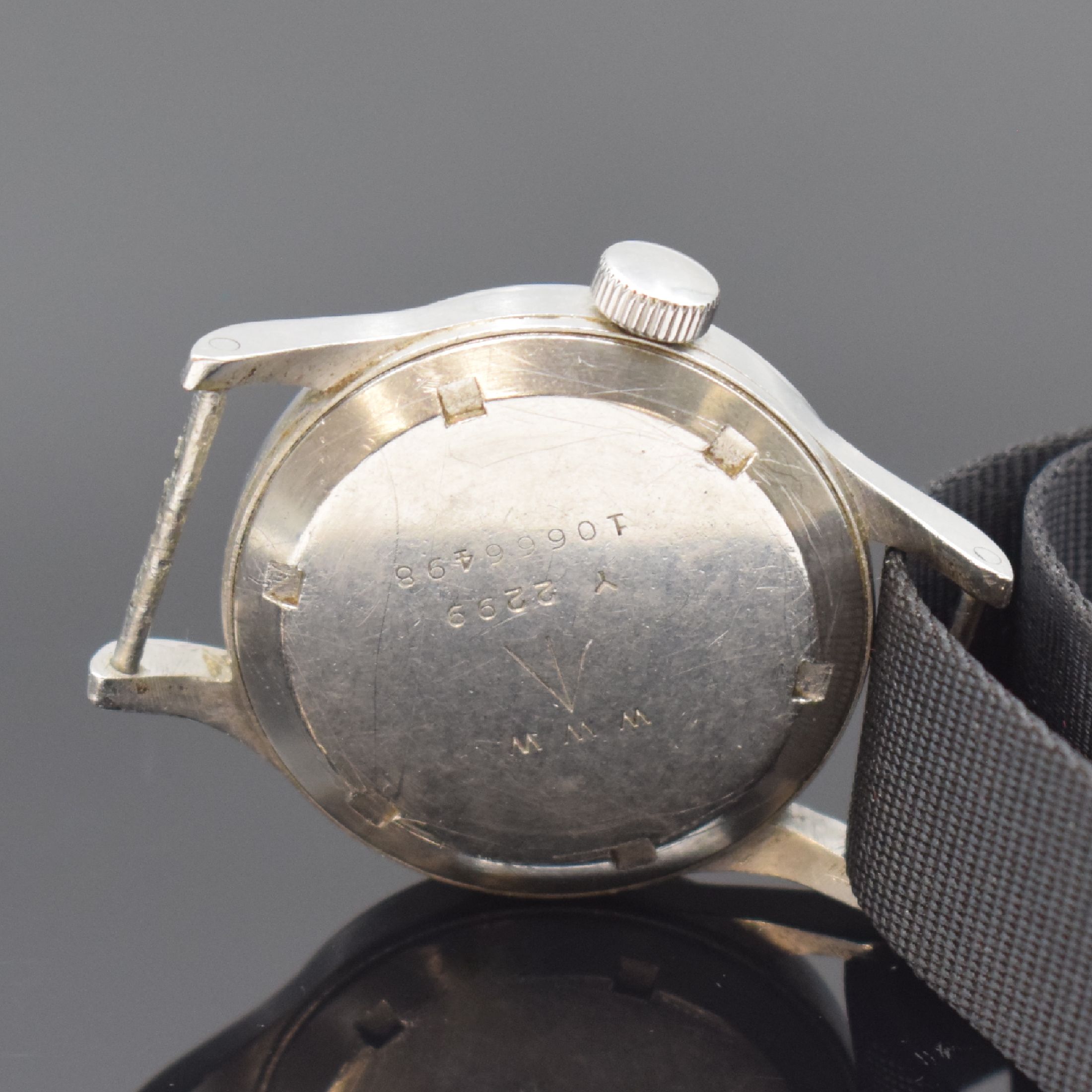 Detail c: OMEGA Militärarmbanduhr für die britische Armee, Schweiz um 1947, Handaufzug, geschr. Boden mit entsprechender Gravur, schwarzes Zifferblatt rest., ...