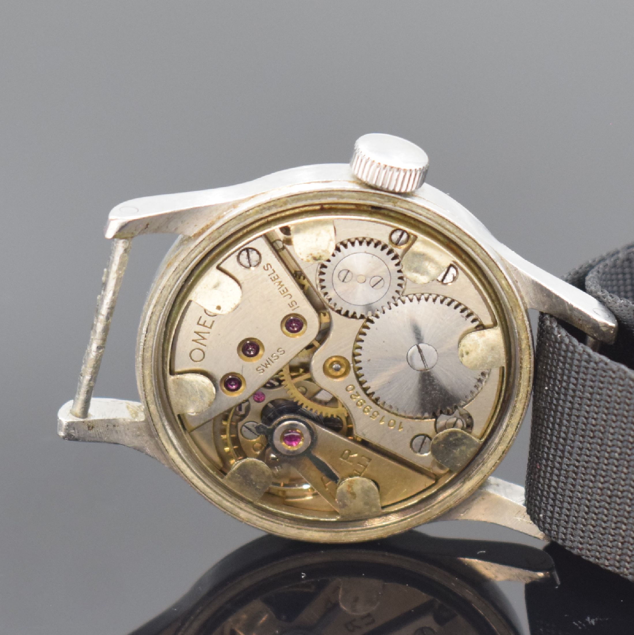 Detail d: OMEGA Militärarmbanduhr für die britische Armee, Schweiz um 1947, Handaufzug, geschr. Boden mit entsprechender Gravur, schwarzes Zifferblatt rest., ...