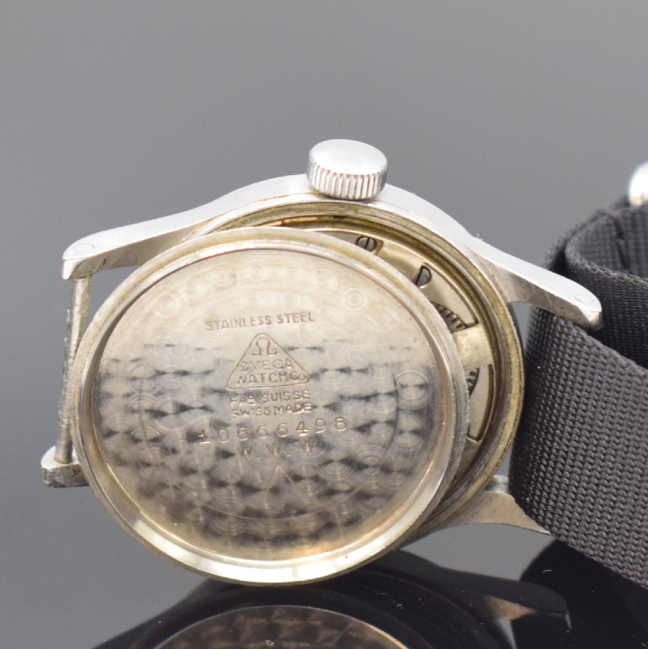 Detail e: OMEGA Militärarmbanduhr für die britische Armee, Schweiz um 1947, Handaufzug, geschr. Boden mit entsprechender Gravur, schwarzes Zifferblatt rest., ...