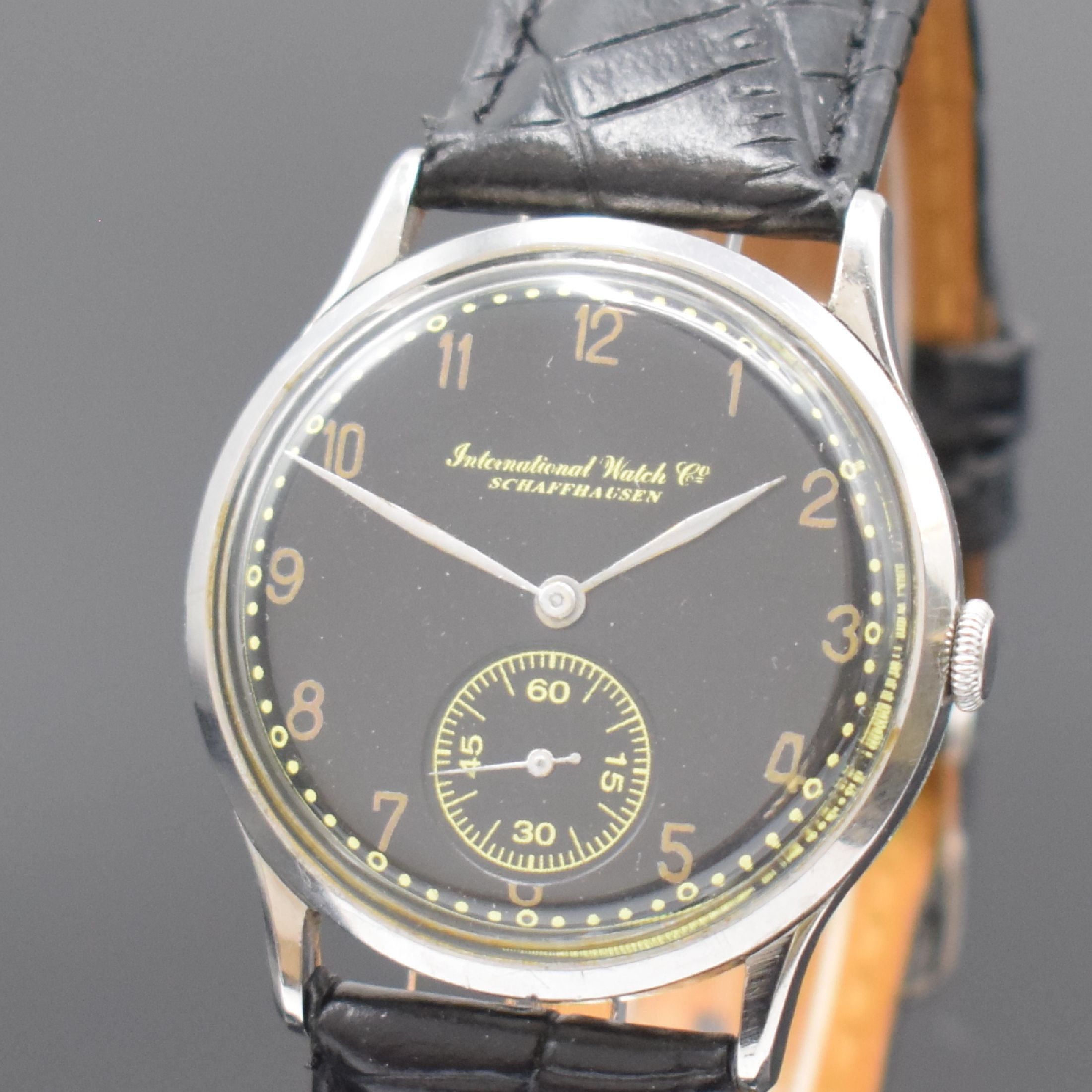 Detail a: IWC Herrenarmbanduhr in Stahl mit Kaliber 83, Schweiz um 1943, Handaufzug, 3-teil. Gehäuse, Boden u. Glasrand aufgedr., rest. Zifferbl., vern. Werk ...