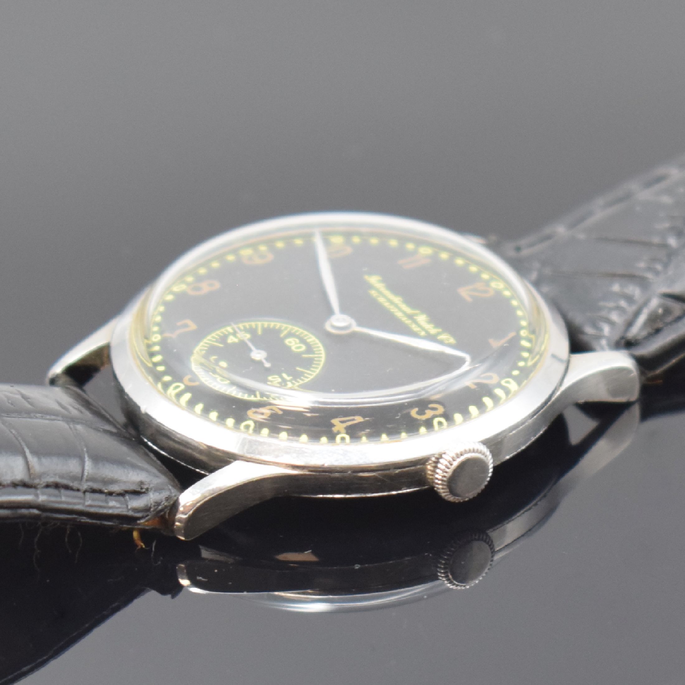 Detail b: IWC Herrenarmbanduhr in Stahl mit Kaliber 83, Schweiz um 1943, Handaufzug, 3-teil. Gehäuse, Boden u. Glasrand aufgedr., rest. Zifferbl., vern. Werk ...