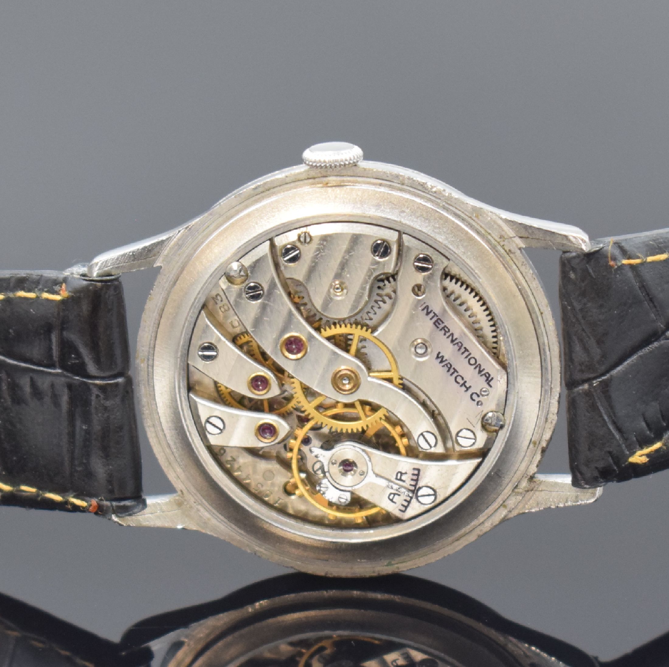 Detail d: IWC Herrenarmbanduhr in Stahl mit Kaliber 83, Schweiz um 1943, Handaufzug, 3-teil. Gehäuse, Boden u. Glasrand aufgedr., rest. Zifferbl., vern. Werk ...