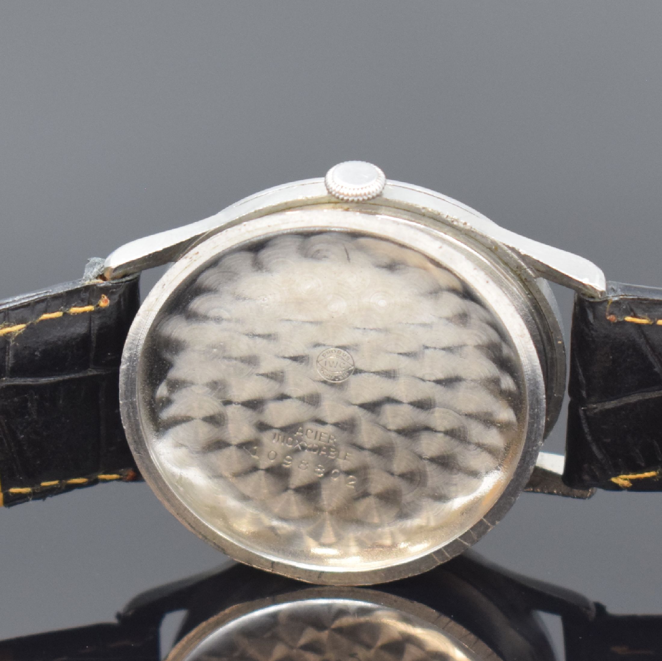 Detail e: IWC Herrenarmbanduhr in Stahl mit Kaliber 83, Schweiz um 1943, Handaufzug, 3-teil. Gehäuse, Boden u. Glasrand aufgedr., rest. Zifferbl., vern. Werk ...