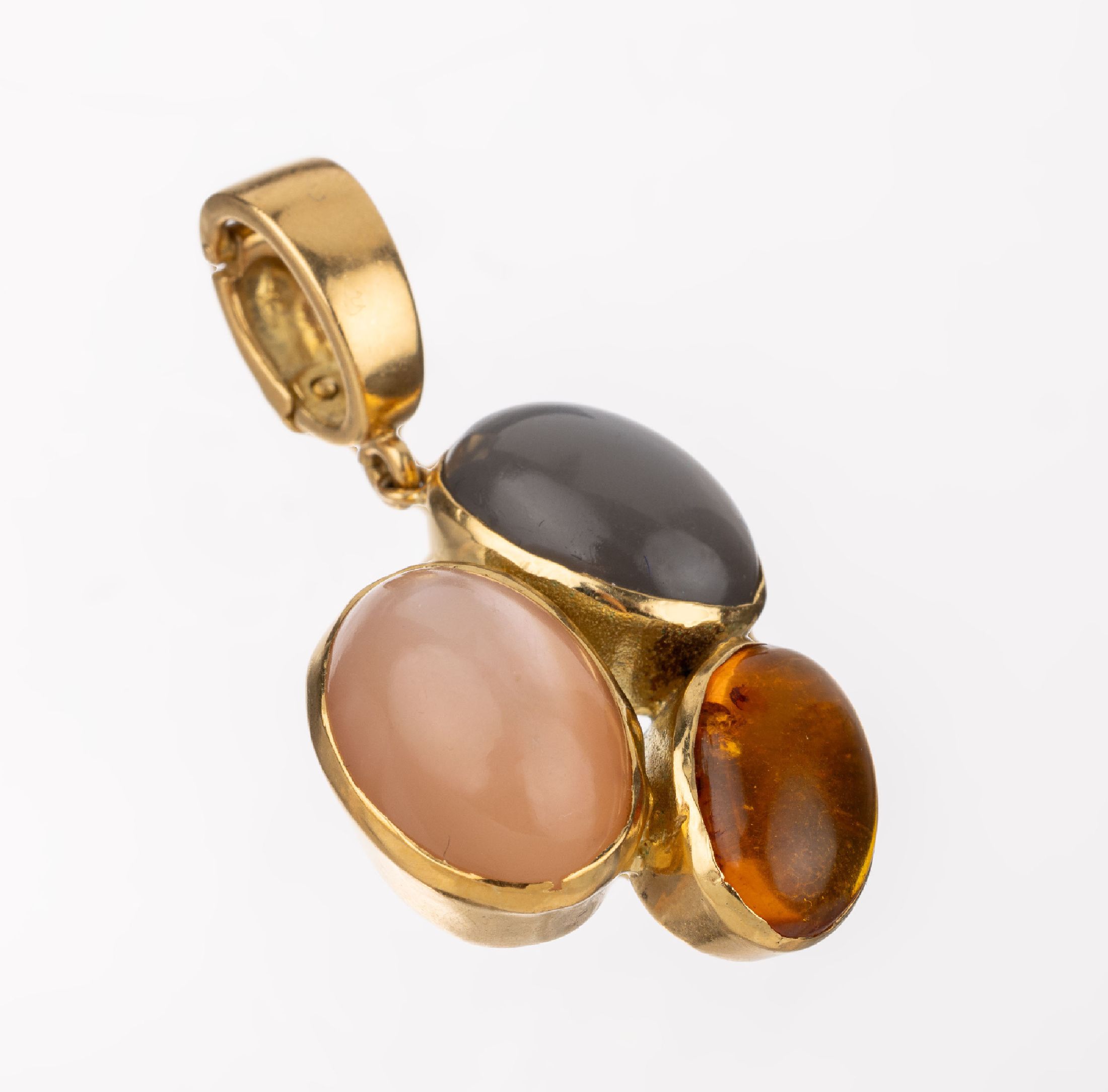 Detail a: 18 kt Gold Mondstein-Bernstein-Clipanhänger, GG 750/000, 2 ovale Mondsteincabochons, 1 xgrau 1 x zartrosa, 1 Bernsteincabochon, ca. 4.5 x 2.5 cm, ...