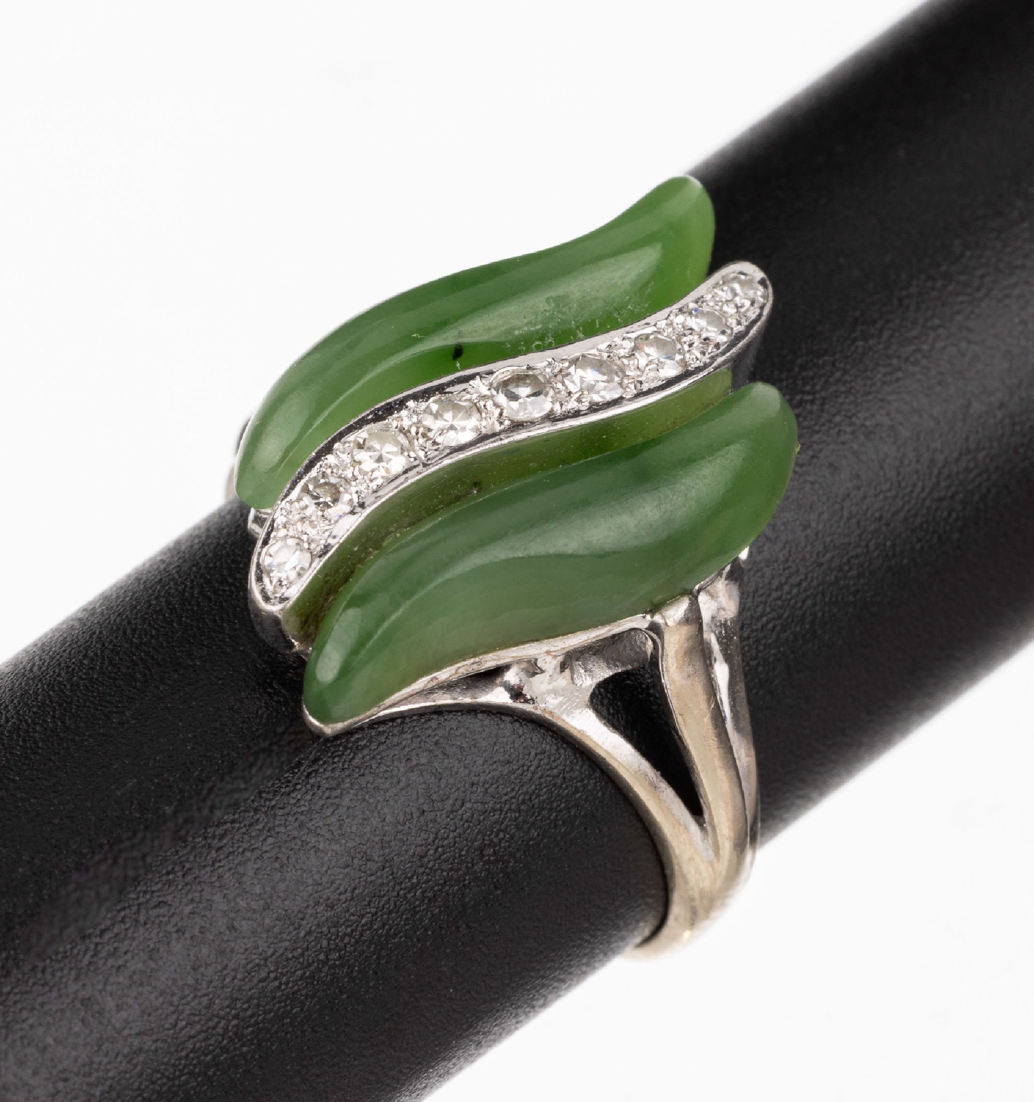 Detail a: 14 kt Gold Jade-Diamant-Ring, WG 585/000, geschwungener Ringkopf mit 2 Jade-Cabochons, 9kl. 8/8-Diamanten, RW 55, ca. 5.3 g