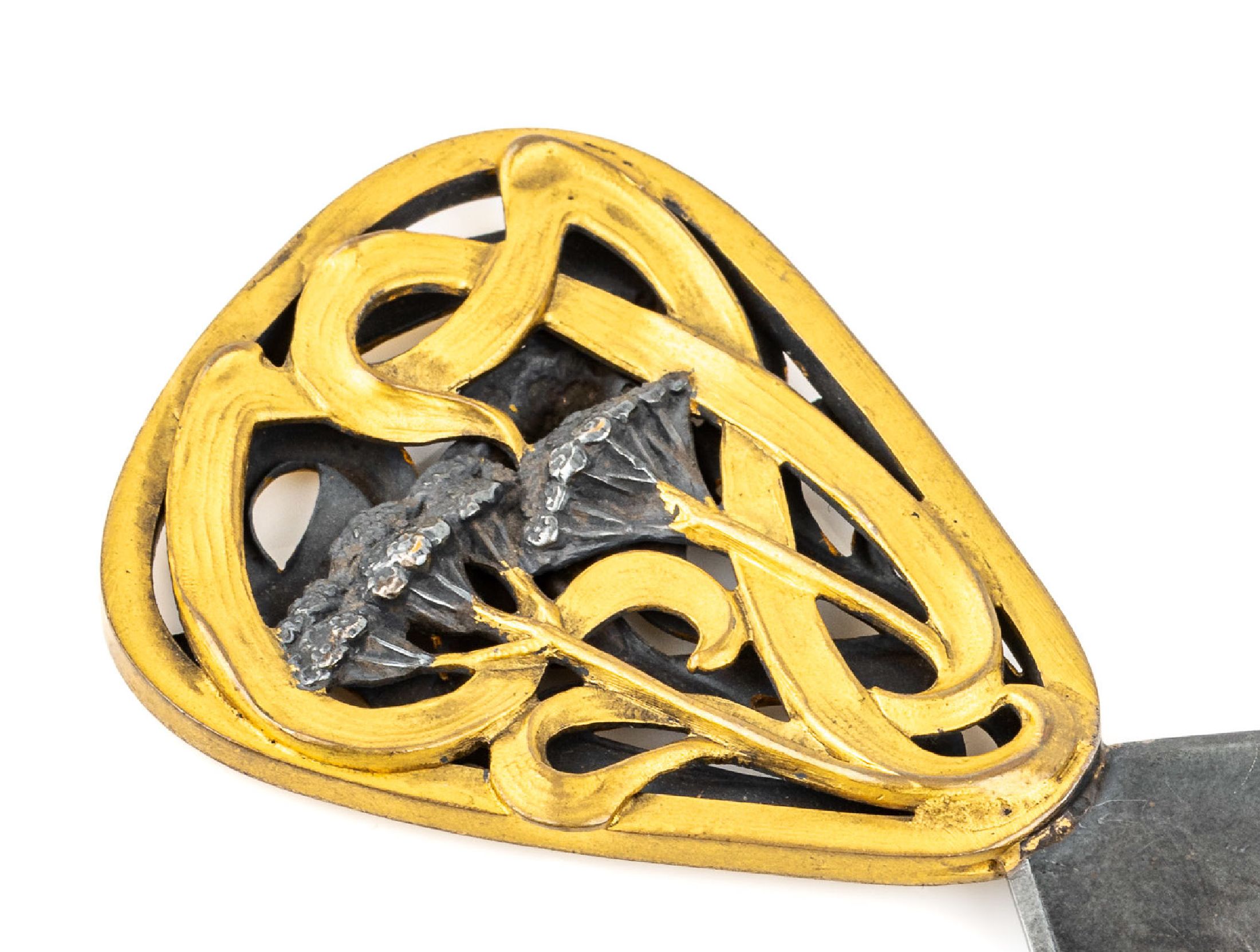 Detail a: Jugendstil Brieföffner, wohl deutsch um 1900, Metall teilverg., floraler Dekor in asym. Gestaltung, elegante Linienführung, schönes Belegstück ...