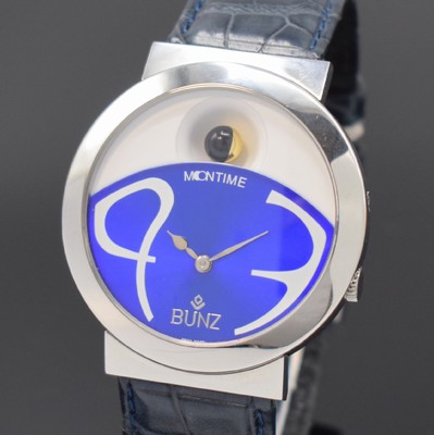 26661575a - BUNZ Moontime unusual wristwatch with moon phase, quartz, stainless steel case including original leather strap with butterfly buckle, unusual dial in blue/white with stylized numerals, unusual moon phase at 12 in black/gold, diameter approx. 41 mm, condition 1-2