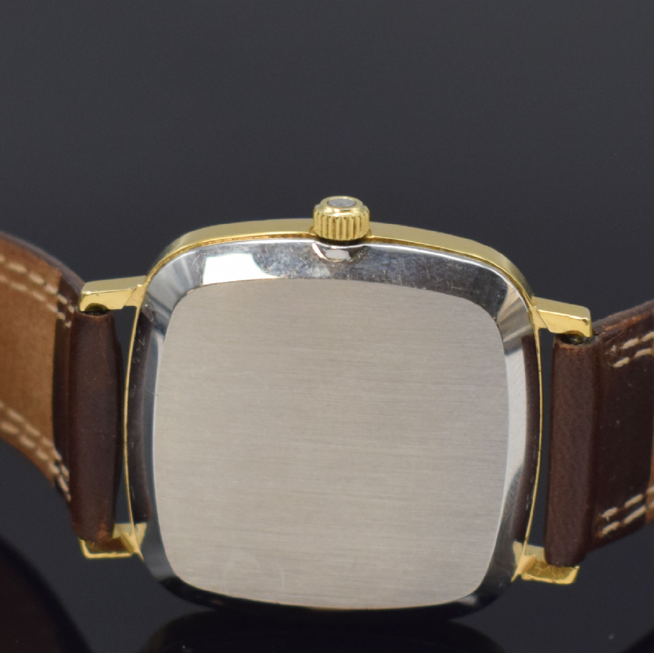 Detail d: OMEGA De Ville vergoldete Herrenarmbanduhr, Schweiz um 1977, quarz, Ref. 191.0045, Boden aufgedr., champagnerfarb. Zifferbl. m. aufgel. Std.-Ind., ...