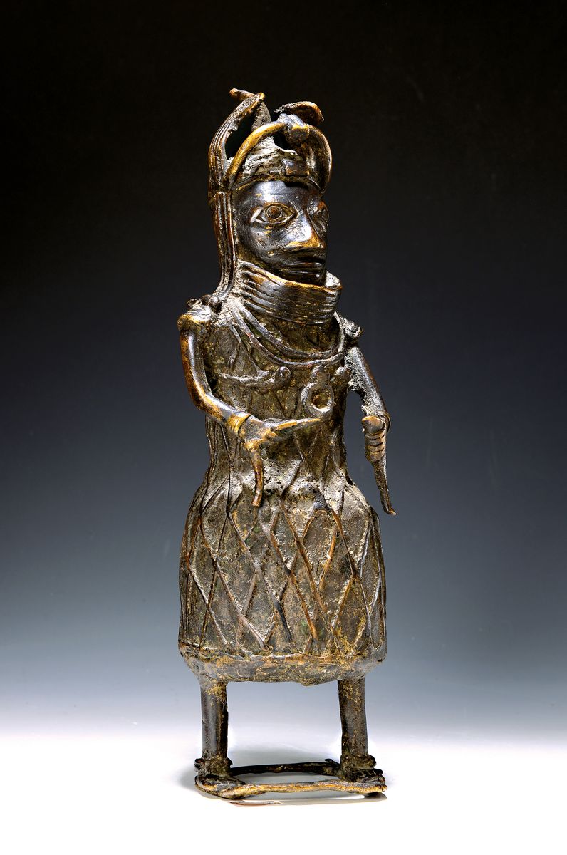 Stehende Figur eines Würdenträger, Ife, Benin , 20.Jh., Gelbguß, schwarzbraun patiniert, nach dem Vorbild des 16.Jh., stehender Oba, Alterssp., ...