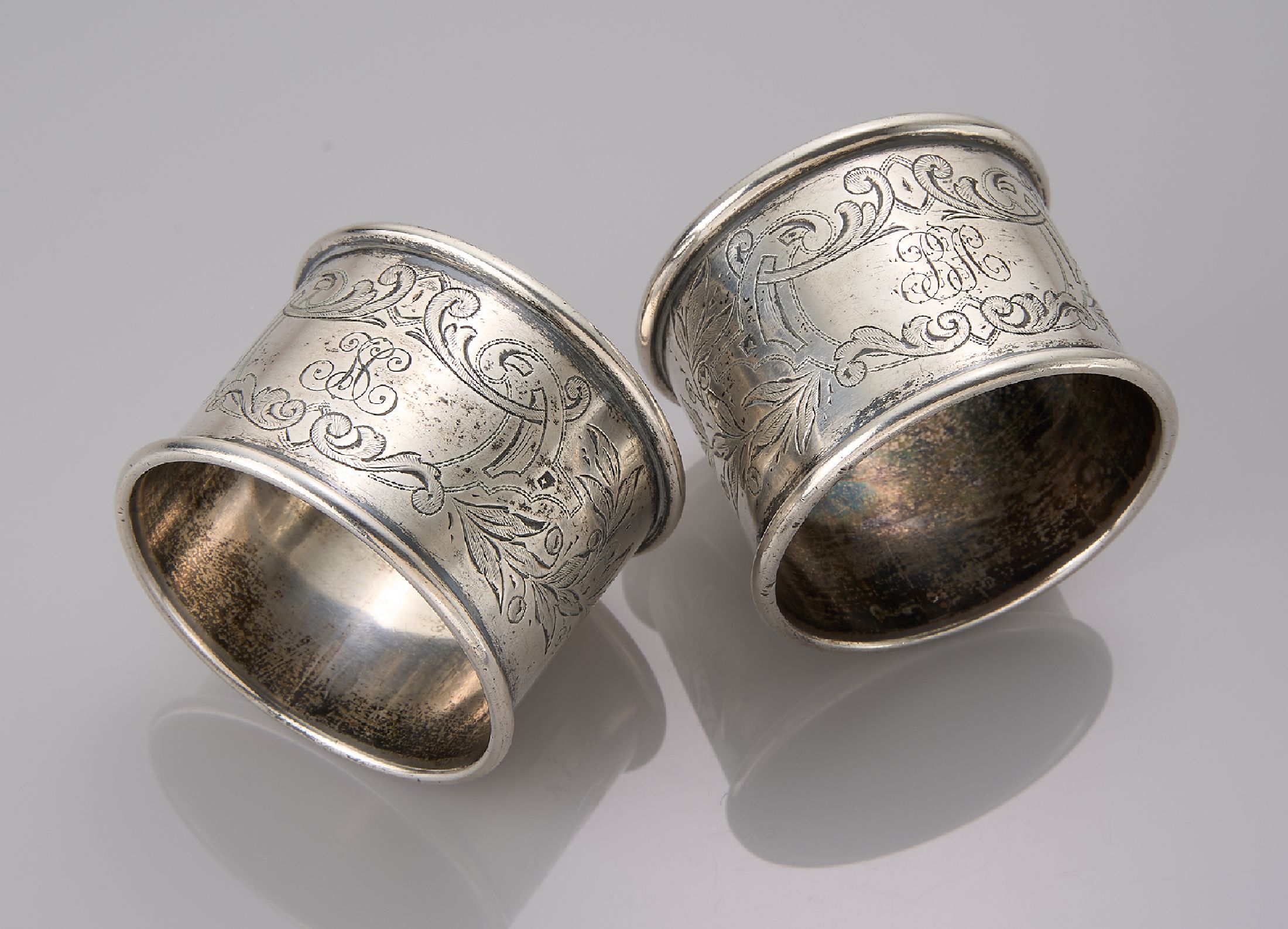 2 Serviettenringe, deutsch um 1900, wohl Meyen & Co., 800er Silber, floral graviert, Bes.-Monogr., Durchm. ca. 5 cm