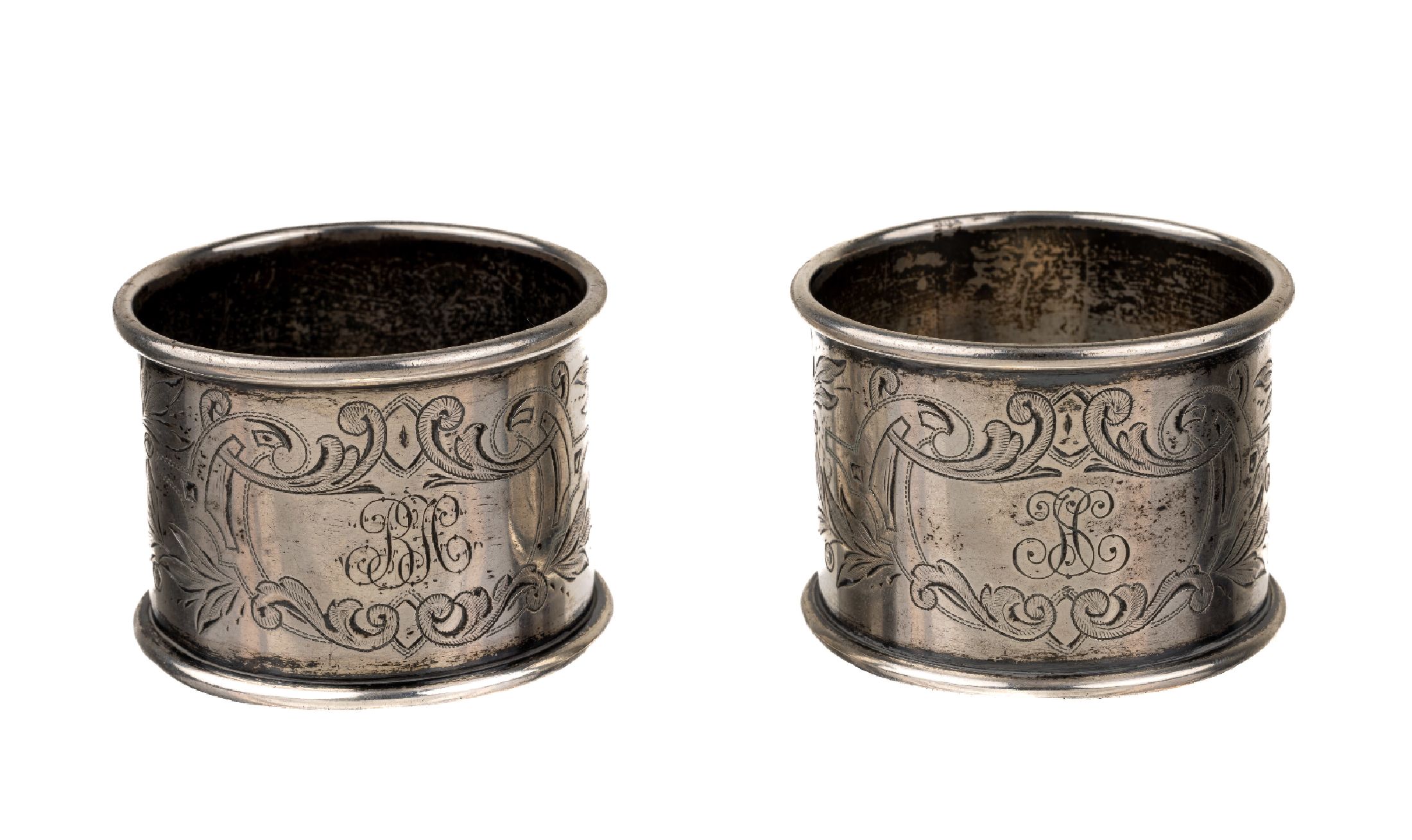 Detail a: 2 Serviettenringe, deutsch um 1900, wohl Meyen & Co., 800er Silber, floral graviert, Bes.-Monogr., Durchm. ca. 5 cm