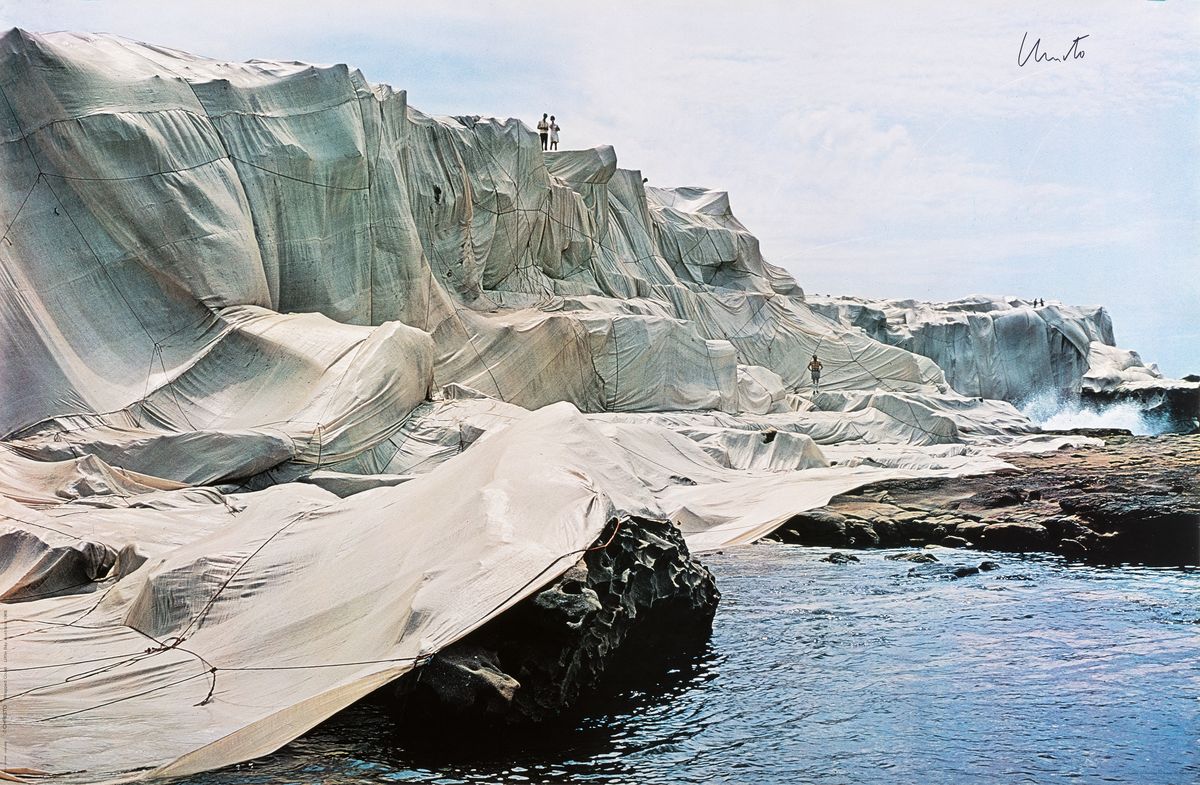 Christo, 1935-2020, "Wrapped Coast (Little Bay Australia, 1969" Offset auf Karton, handsigniert, ca. 84 x 64cmnur wenige handsignierte ...