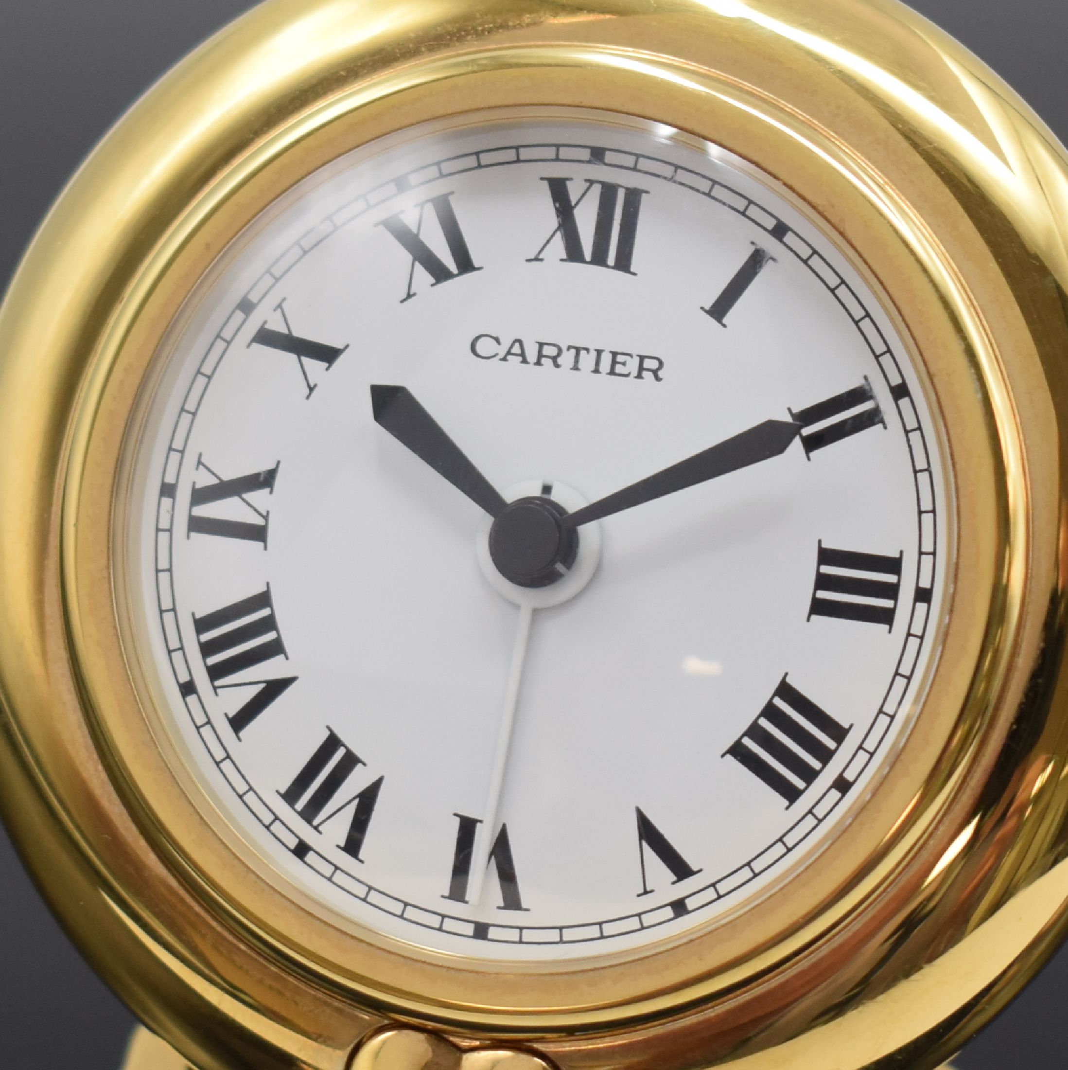 Detail a: CARTIER Colisee Tischwecker, Schweiz um 1990, quarz, verg. aufstellbares Gehäuse, weißes Zifferbl. m. röm. Zahlen, schwarze Zeiger, Bedienung & ...