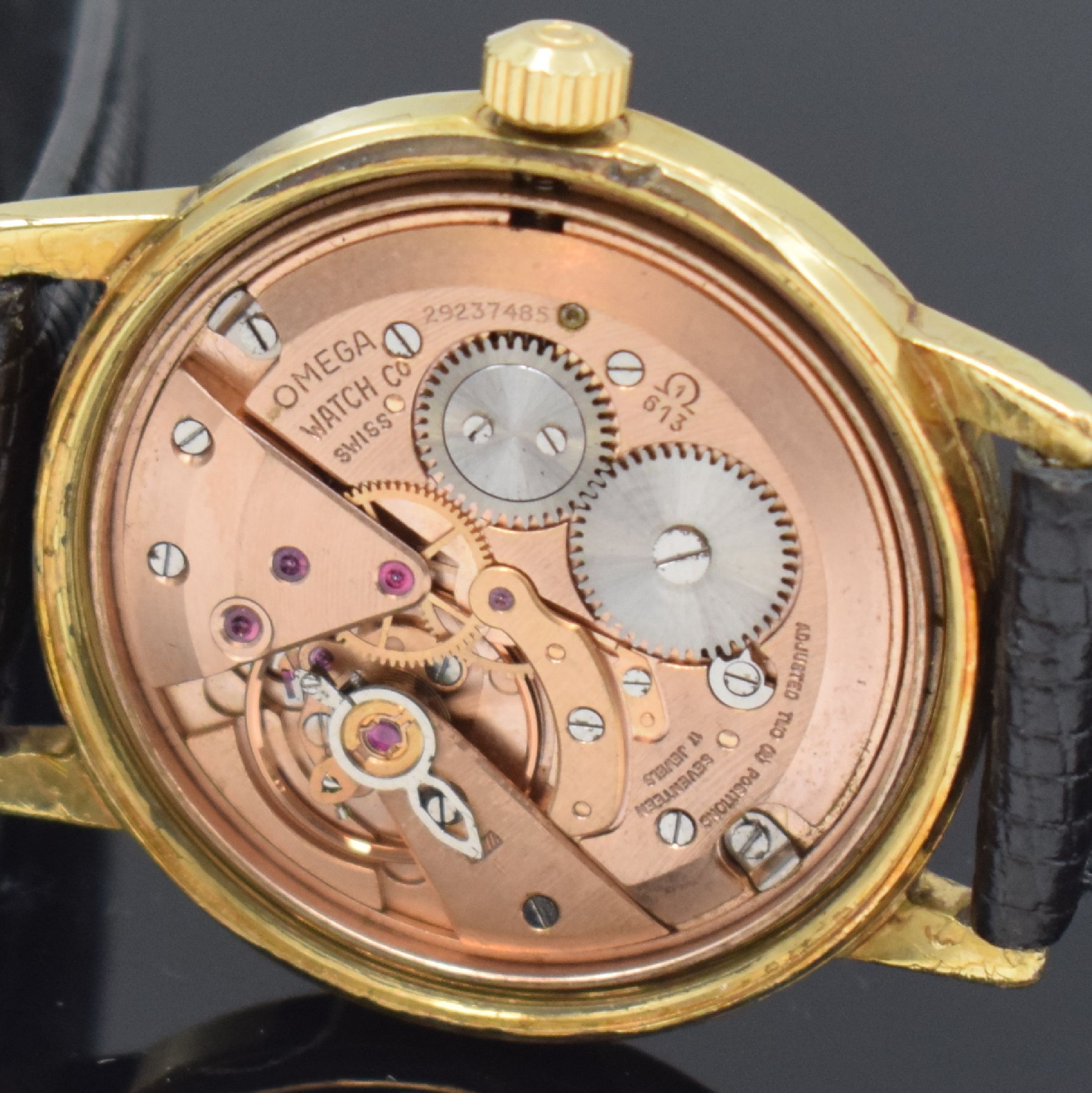 Detail e: OMEGA Geneve vergoldete Armbanduhr Referenz 136.070, Schweiz um 1969, Handaufzug, Boden verschr., silb. Zifferbl. fl., aufgel. Std.- Ind., gold. ...