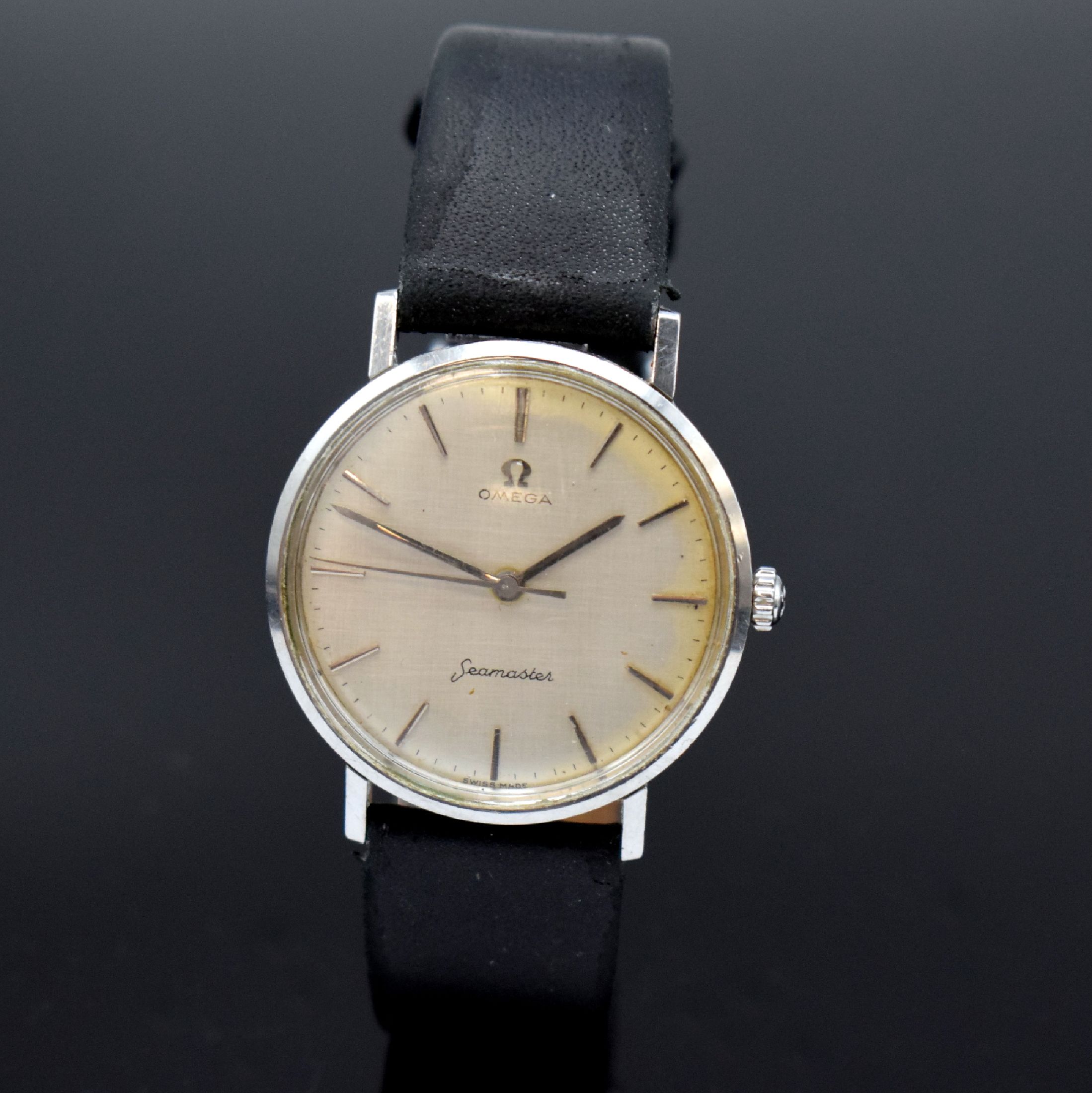 OMEGA Seamaster Herrenarmbanduhr, Schweiz um 1965, Handaufzug, Monocoque-Geh., Glasrand aufgedr., Boden m. Seamaster-Logo, silb. Zifferbl. fl., silb. ...