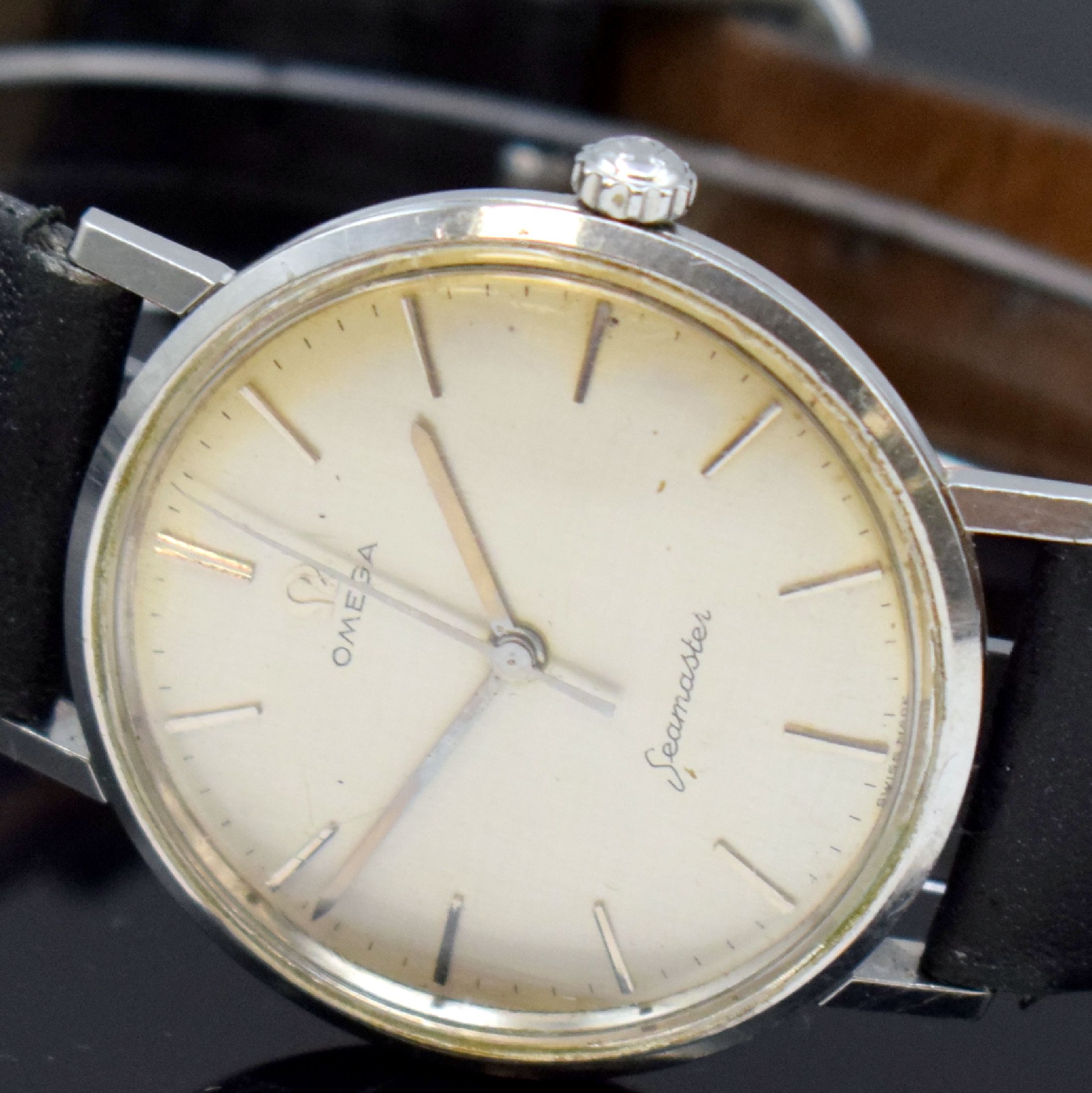 Detail a: OMEGA Seamaster Herrenarmbanduhr, Schweiz um 1965, Handaufzug, Monocoque-Geh., Glasrand aufgedr., Boden m. Seamaster-Logo, silb. Zifferbl. fl., silb. ...