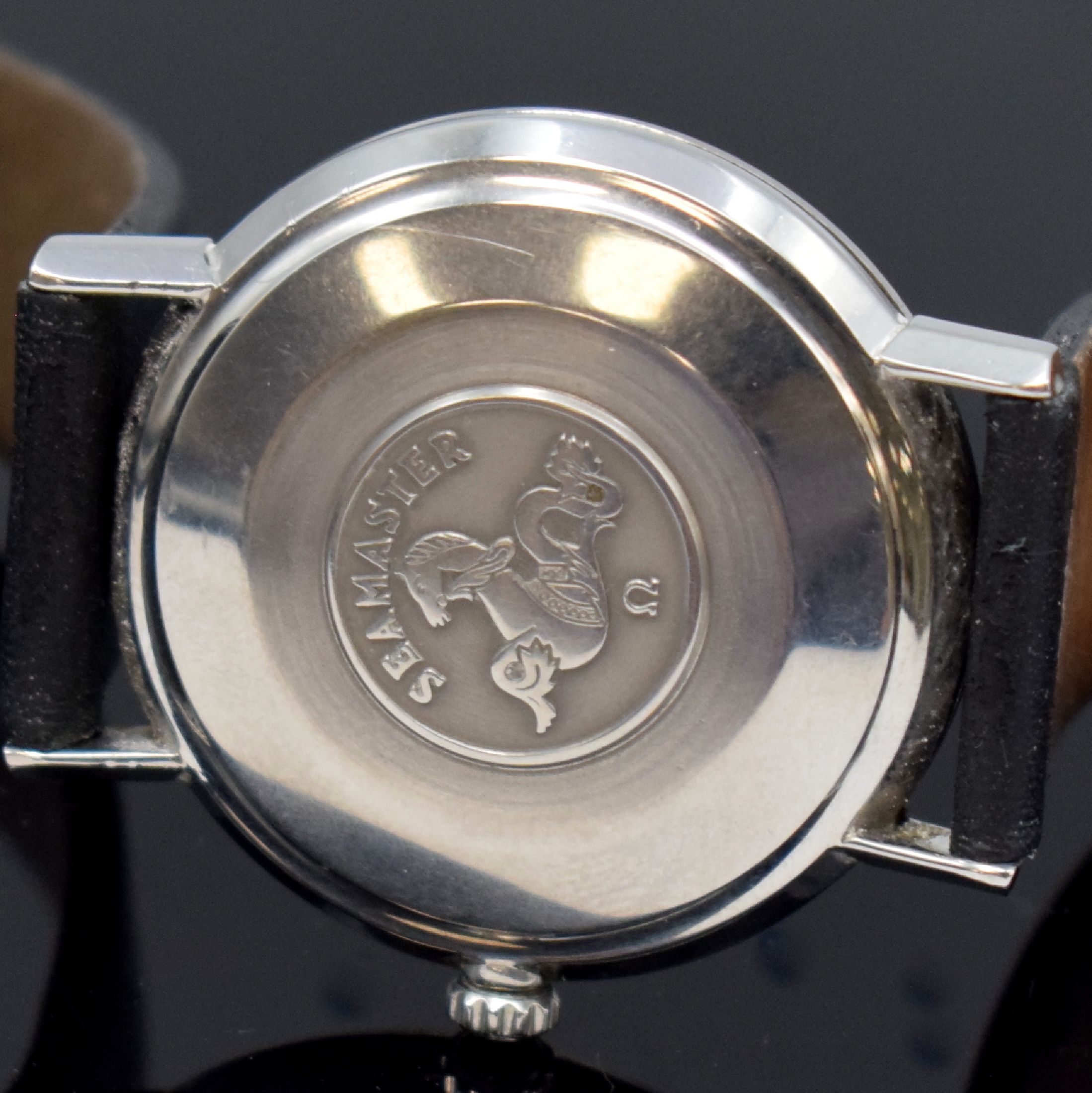 Detail b: OMEGA Seamaster Herrenarmbanduhr, Schweiz um 1965, Handaufzug, Monocoque-Geh., Glasrand aufgedr., Boden m. Seamaster-Logo, silb. Zifferbl. fl., silb. ...