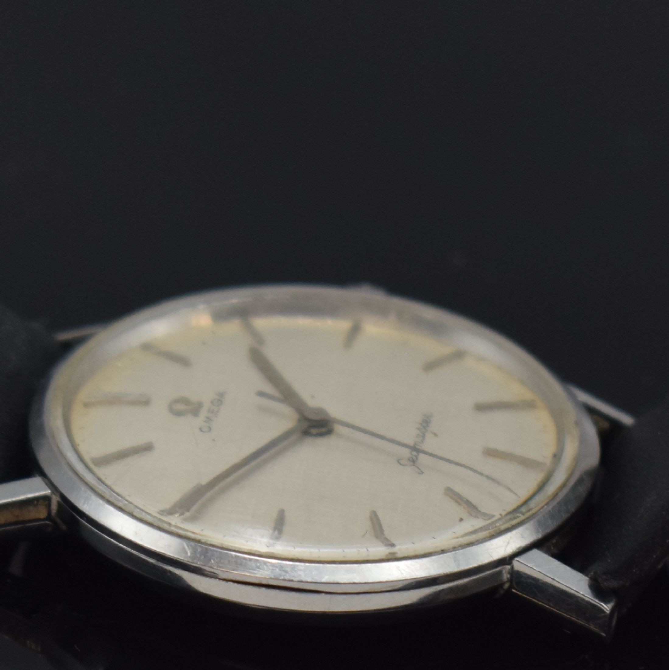 Detail d: OMEGA Seamaster Herrenarmbanduhr, Schweiz um 1965, Handaufzug, Monocoque-Geh., Glasrand aufgedr., Boden m. Seamaster-Logo, silb. Zifferbl. fl., silb. ...