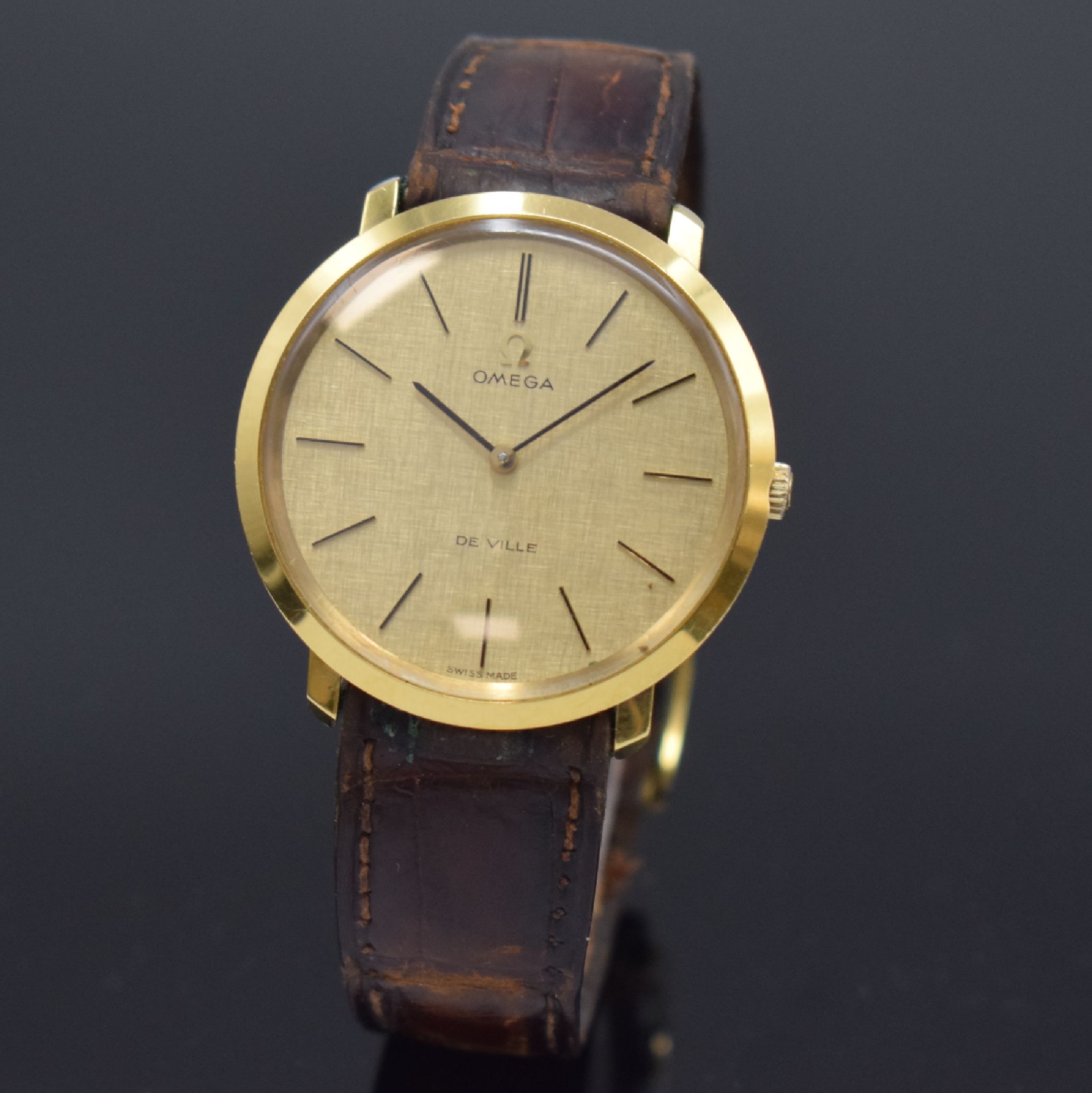 OMEGA De Ville vergoldete Armbanduhr Referenz 111.077, Schweiz um 1968, Handaufzug, orig. Lederband (zu ers.) m. verg. Schl., champagnerfarb. ...