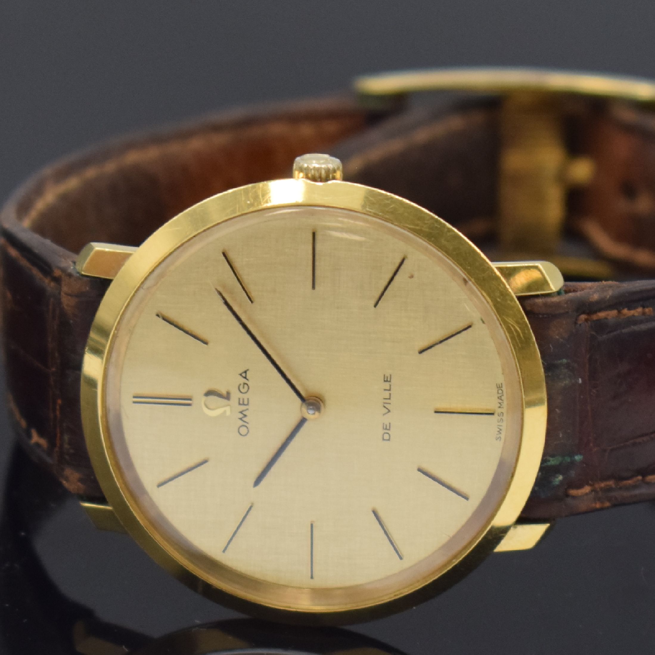 Detail b: OMEGA De Ville vergoldete Armbanduhr Referenz 111.077, Schweiz um 1968, Handaufzug, orig. Lederband (zu ers.) m. verg. Schl., champagnerfarb. ...
