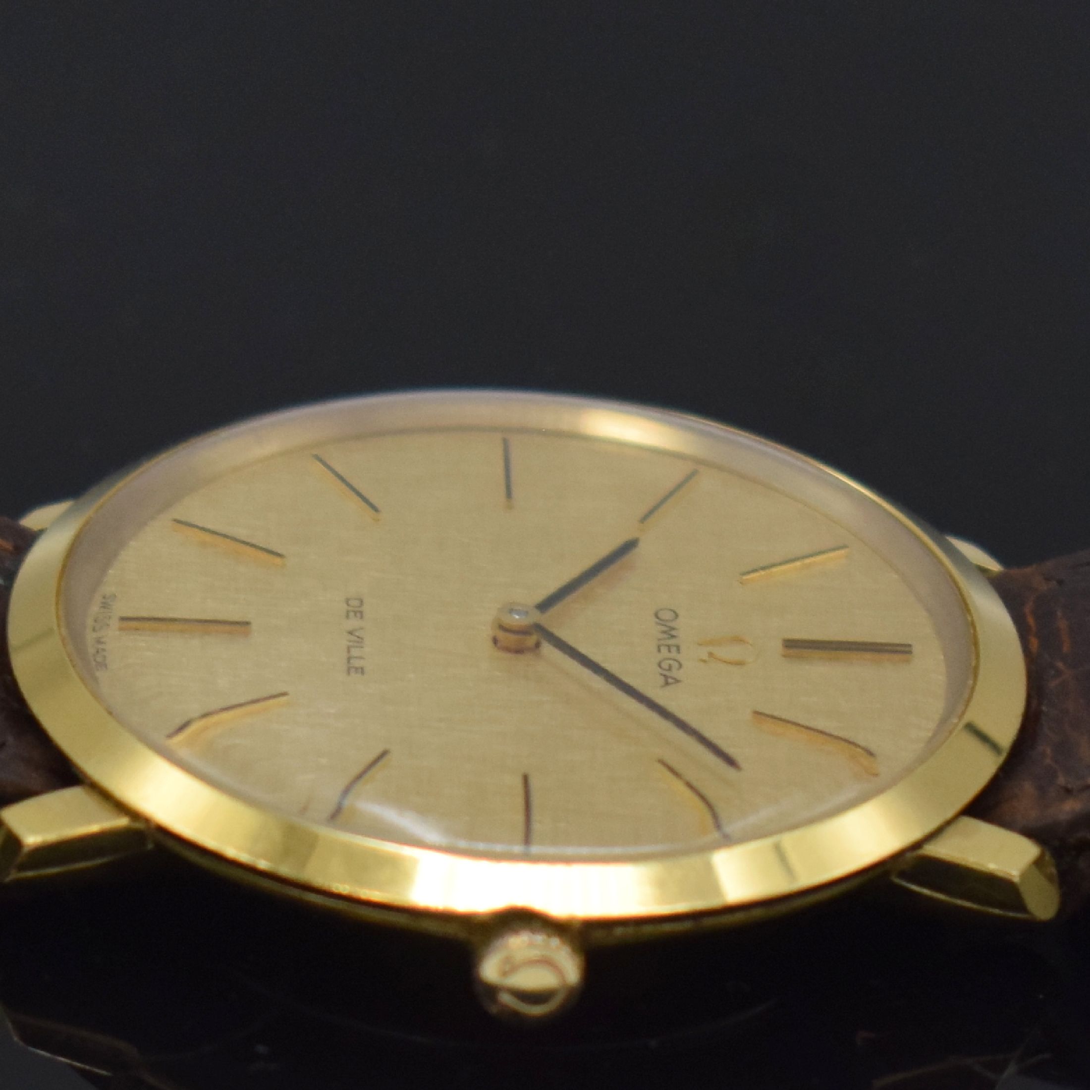 Detail c: OMEGA De Ville vergoldete Armbanduhr Referenz 111.077, Schweiz um 1968, Handaufzug, orig. Lederband (zu ers.) m. verg. Schl., champagnerfarb. ...
